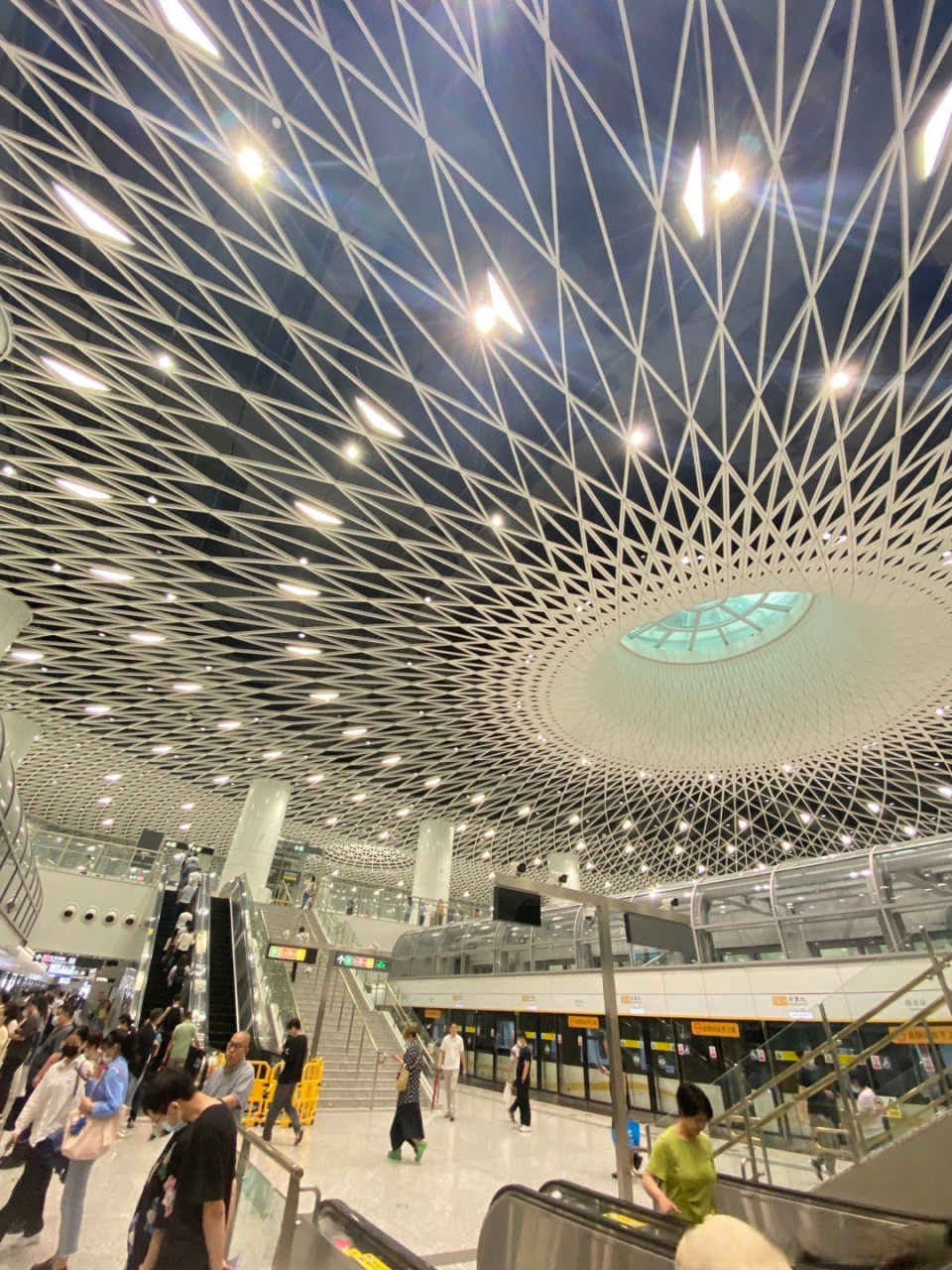 地铁站去过不少,印象里就是狭窄,人挤人,但深圳黄木岗站刷新了印象