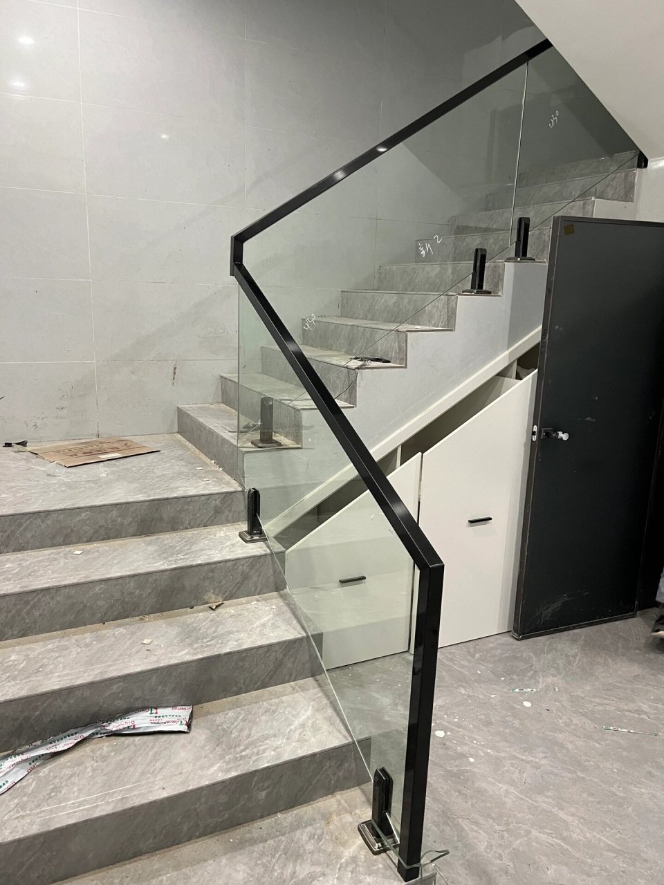 玻璃楼梯扶手77玻璃护栏 泳池夹玻璃楼梯扶手 采用不锈钢拉丝无指纹