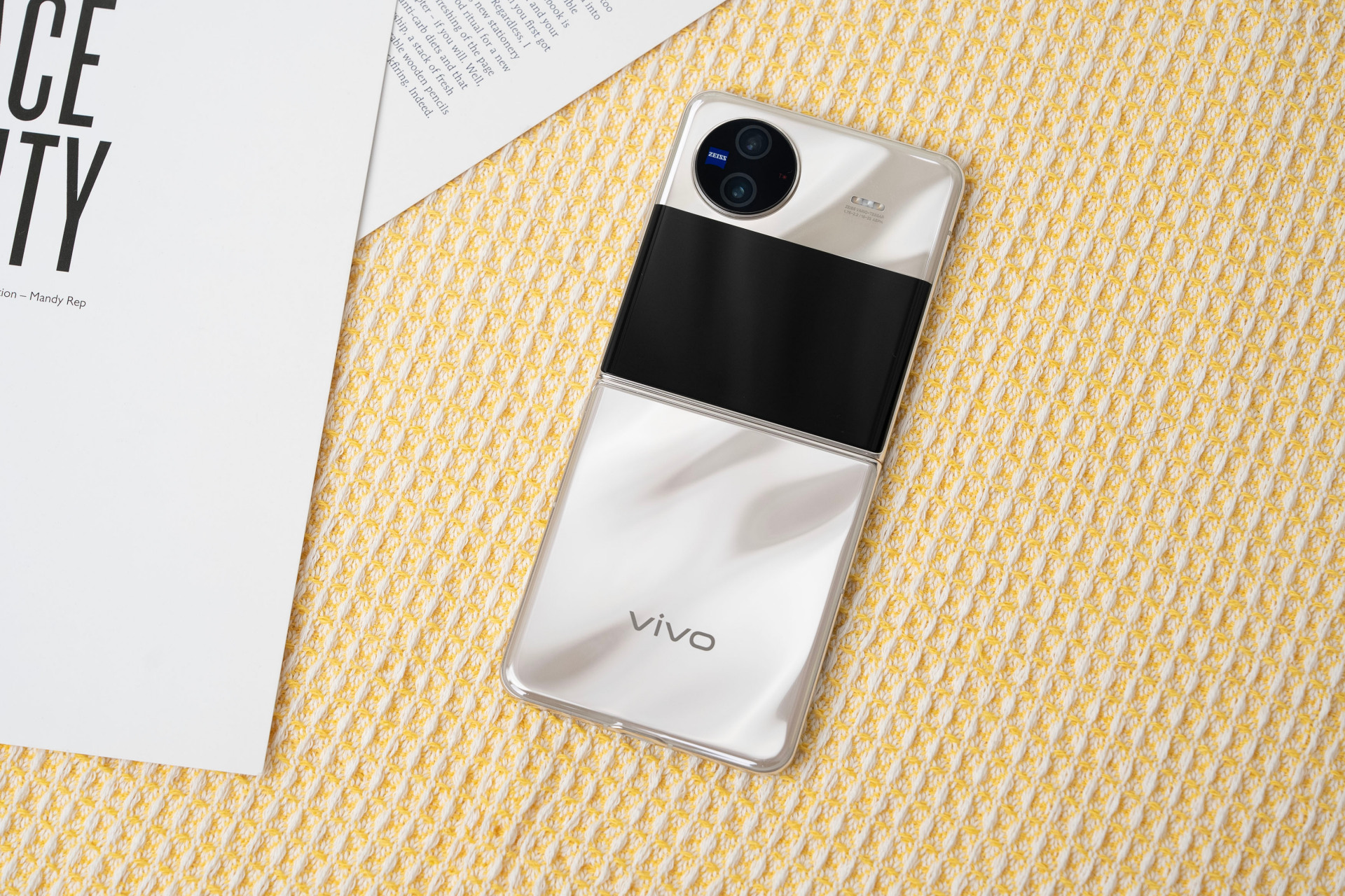 vivo x flip今日开售,特意拍了九图来种草一下,绸金配色给人带来的是