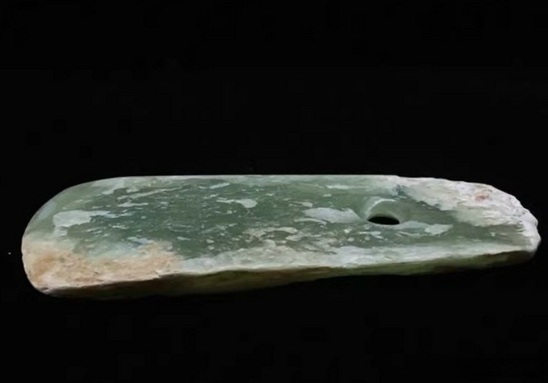 古玉居说玉# 96【红山文化玉斧探秘】97  红山文化玉斧,绿色