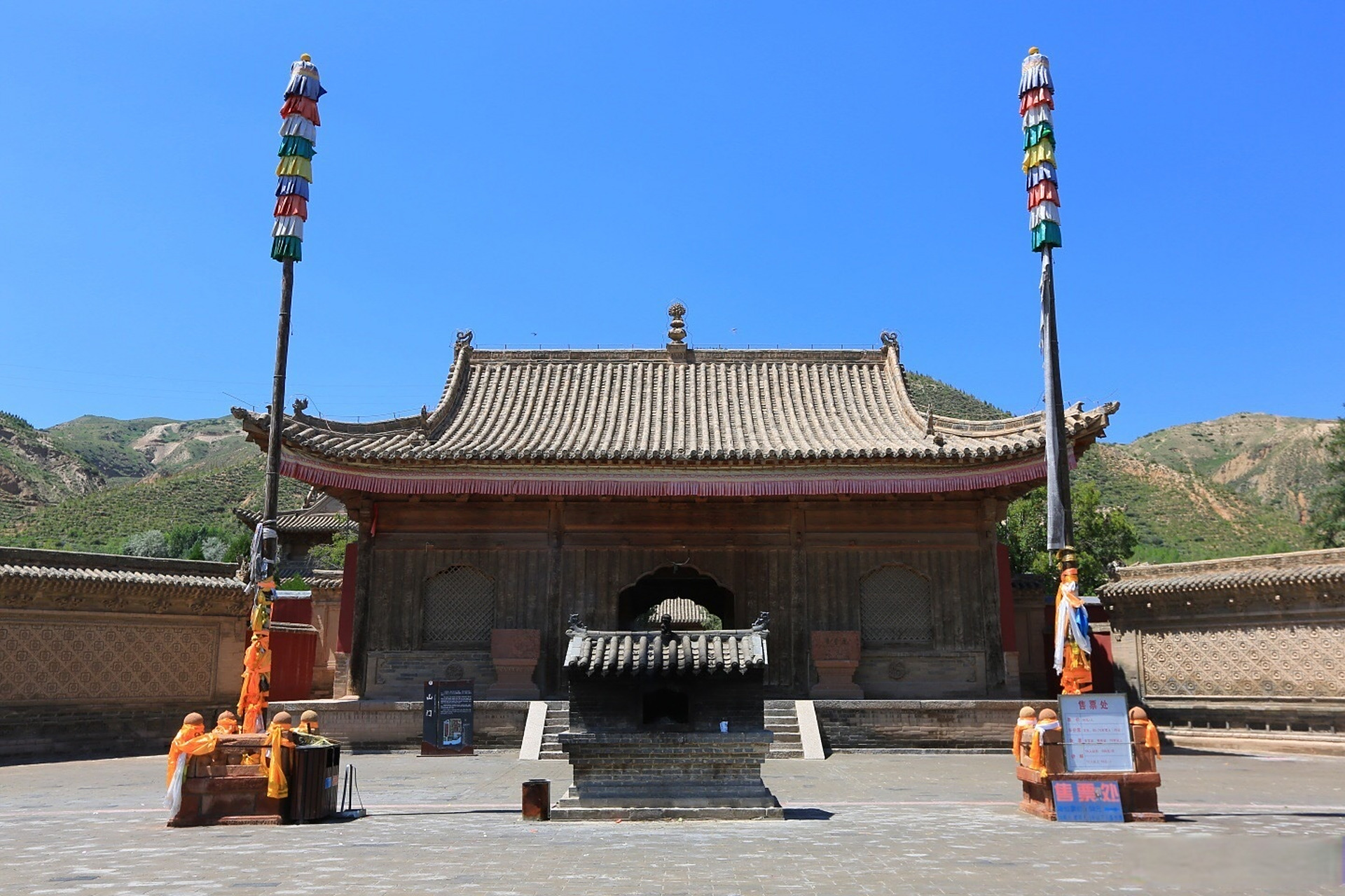 瞿昙寺,它是一座藏传佛教寺院,但它的建筑风格却是汉式建筑的风格,其