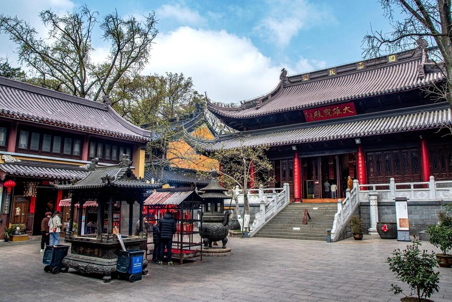 南京市灵谷寺位于南京市玄武区紫金山东南坡下,中山陵以东约1.