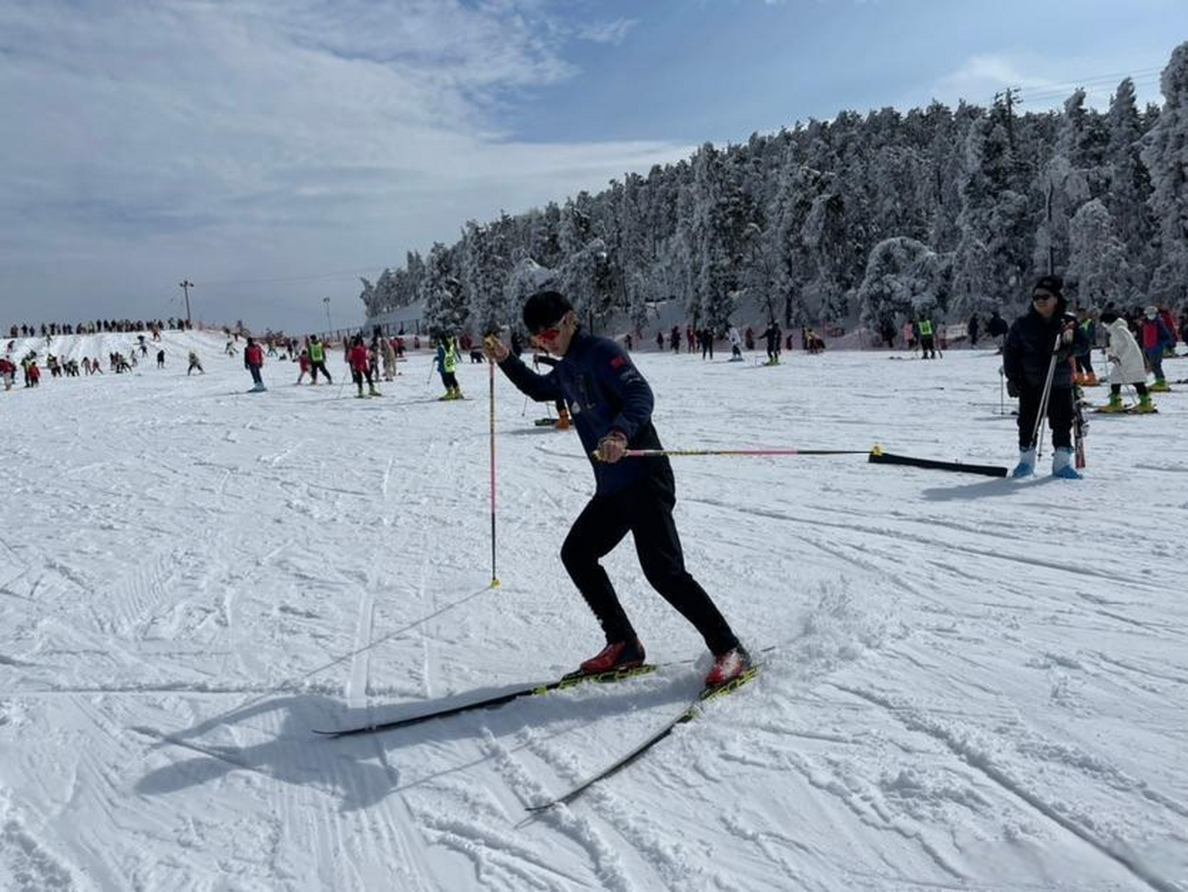 假期裡,奉化溪口商量崗滑雪場每日接待遊客量約4000人次,工作人員通過