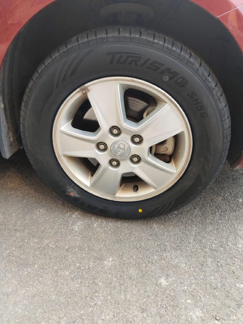 起亚福瑞迪更换两条赛轮195/65r15轮胎,更换完成,乐驰更换四条朝阳175