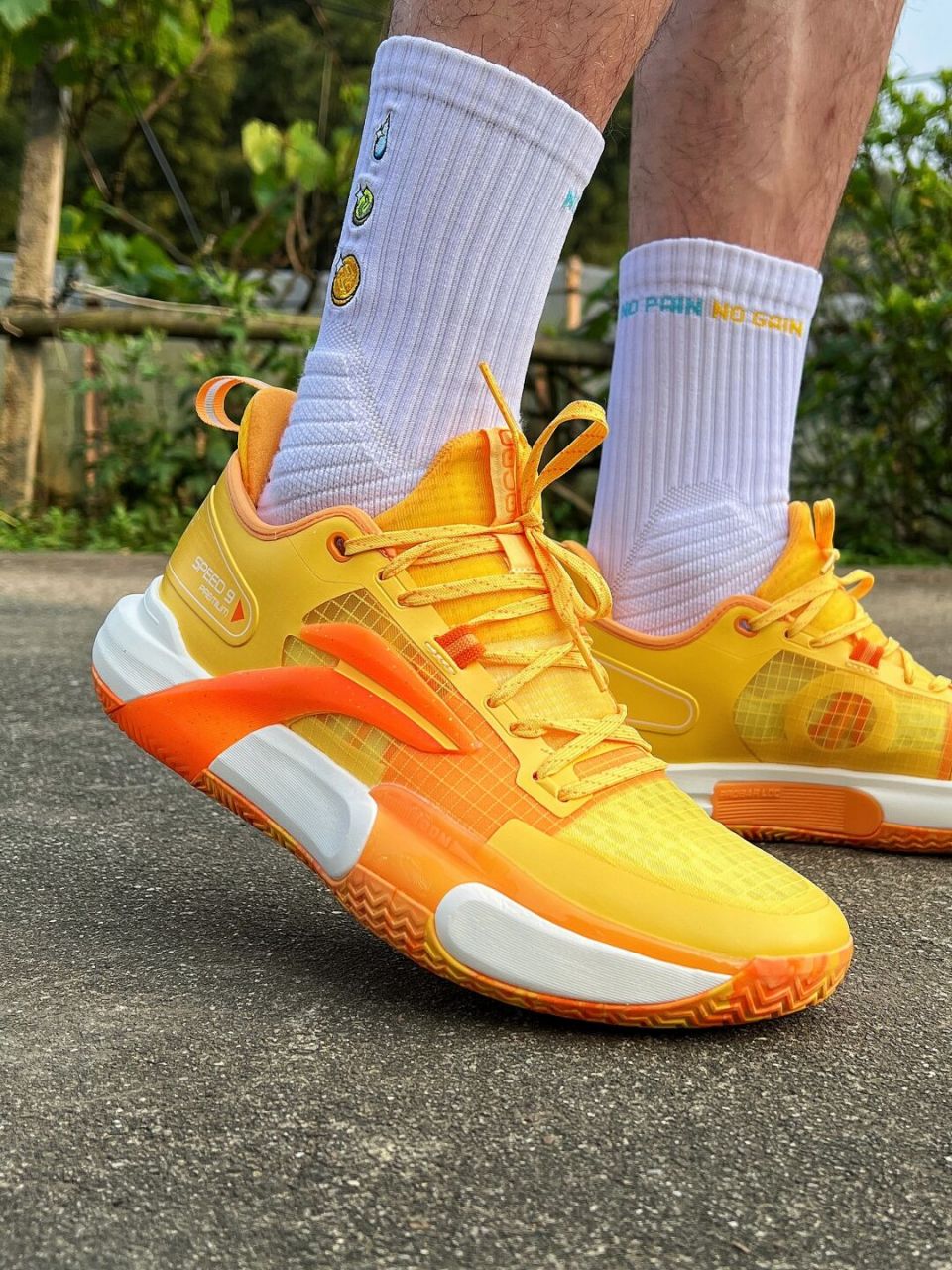 闪击9夏季版来袭75 这期分享的实战球鞋为李宁 闪击9 prm,每年夏季