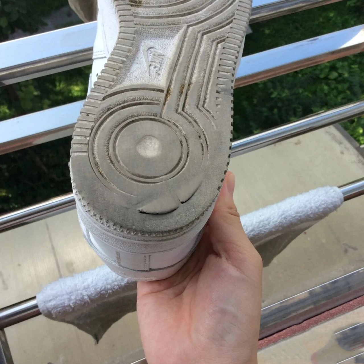 鞋底磨损 从小到大穿鞋都是.每次鞋底都是磨损的歪歪扭扭.