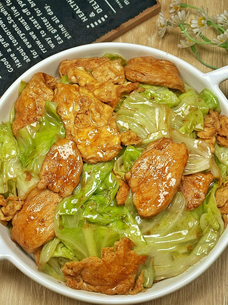 包菜炒鸡蛋鸡胸肉 简单方便,喜欢的小伙伴们可以试试喔 食材简单