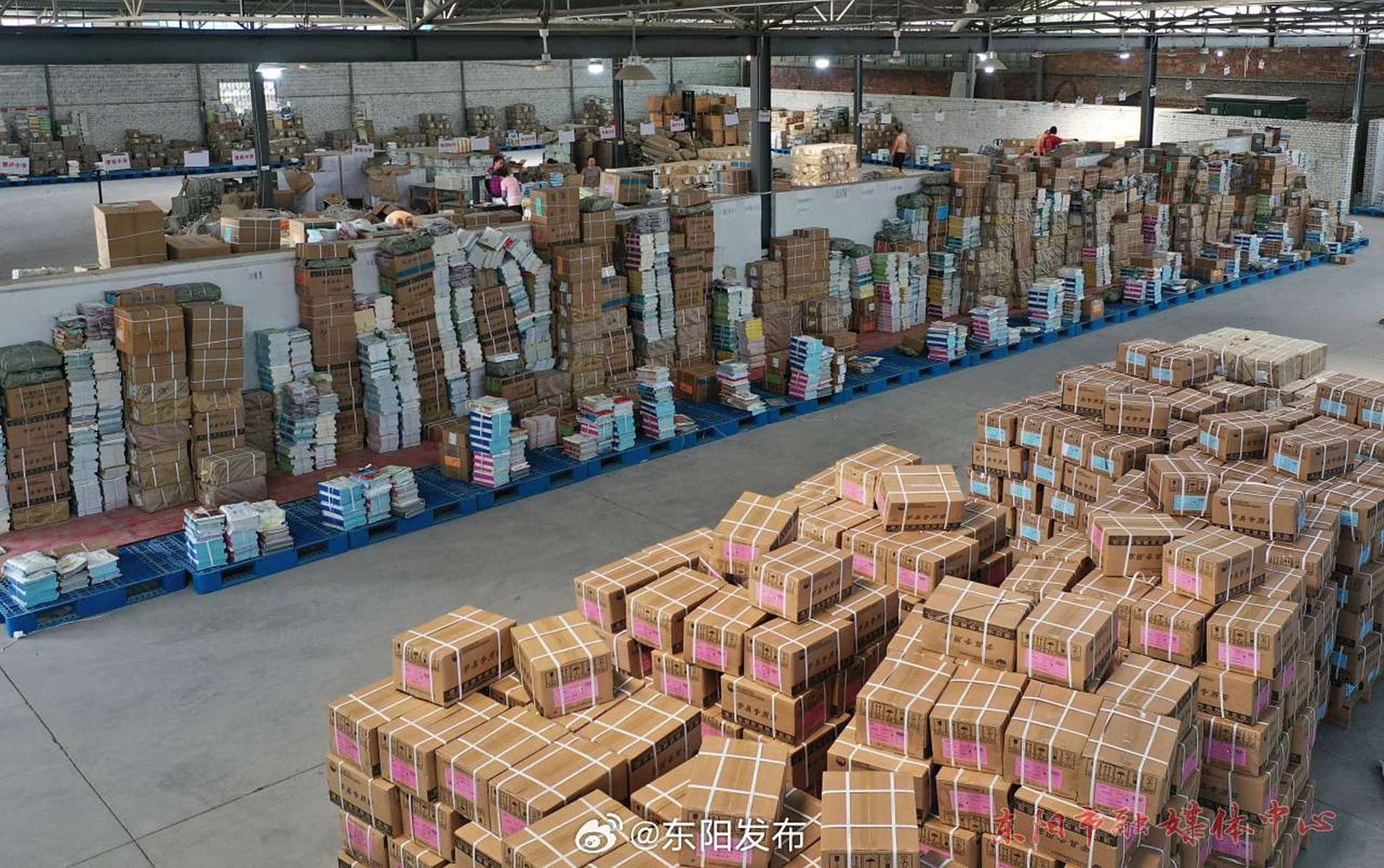 【战高温教材配送忙】连日来,东阳市新华书店教材仓库里,工作人员战