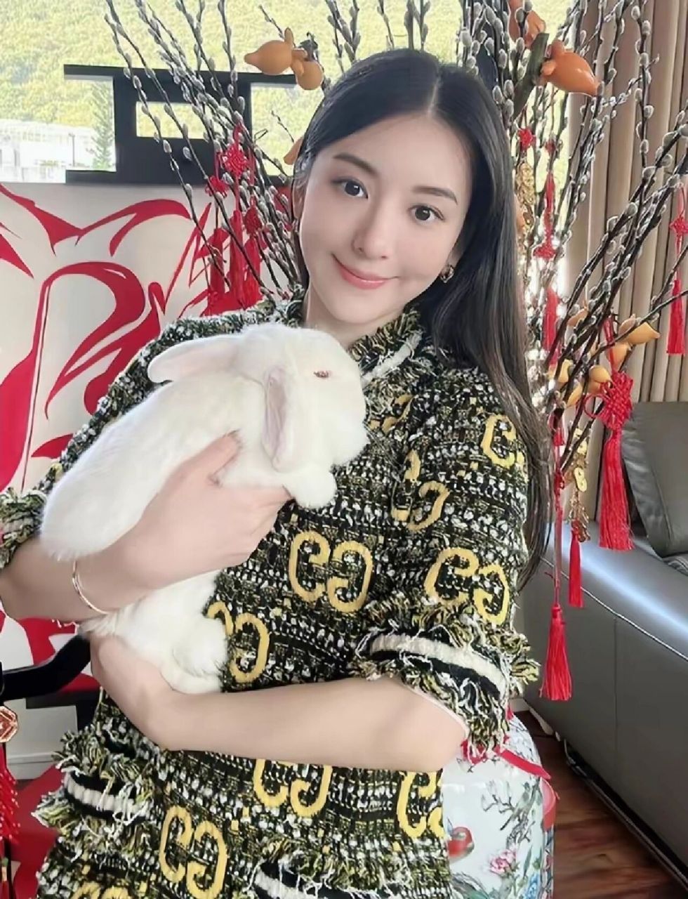 她名叫方媛,小郭富城22岁,是个网红,活跃于抖音等社交平台.