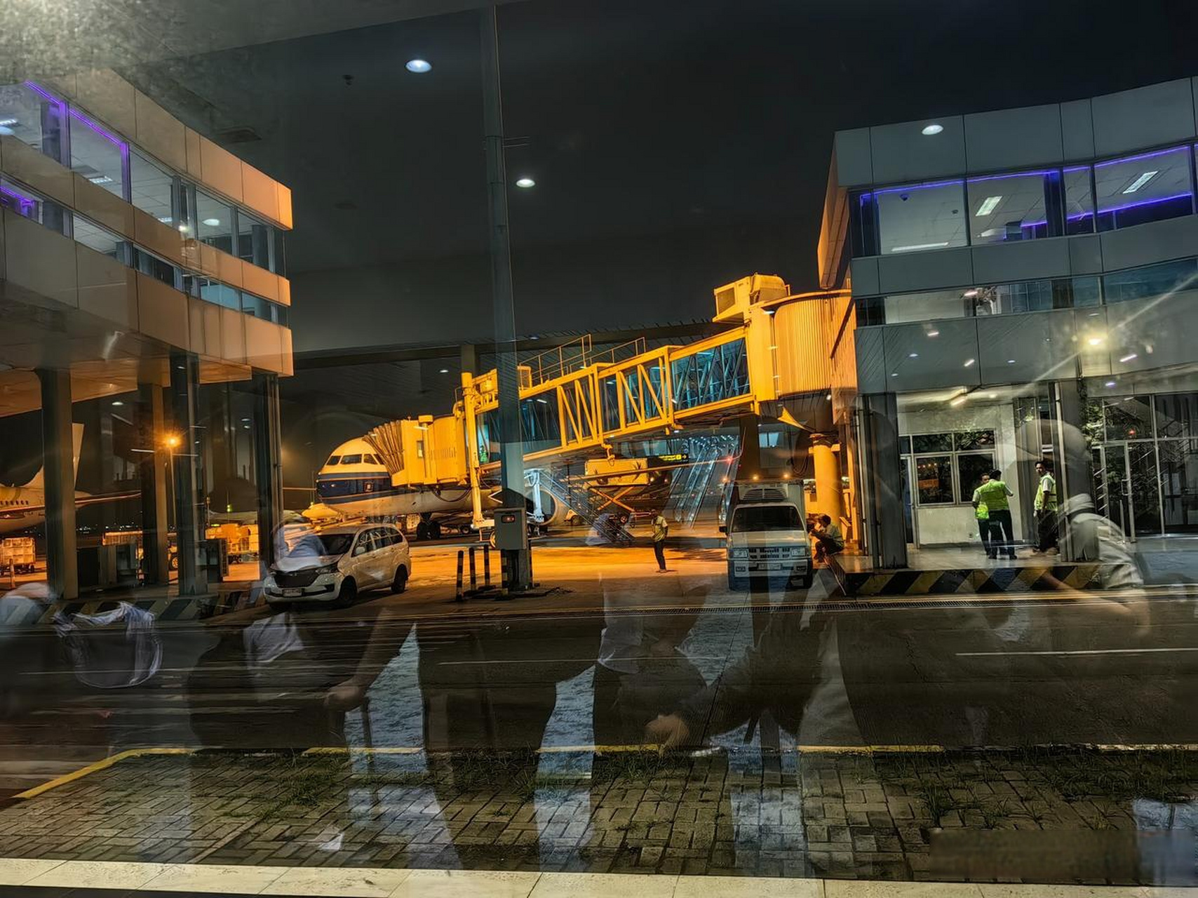 实拍凌晨的印尼雅加达国际机场,尽然看到了中国元素,中国手机oppo的大