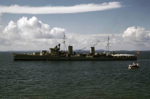 "重庆"号轻巡洋舰历史影像.她标准排水量为5270吨,舰体全长154.