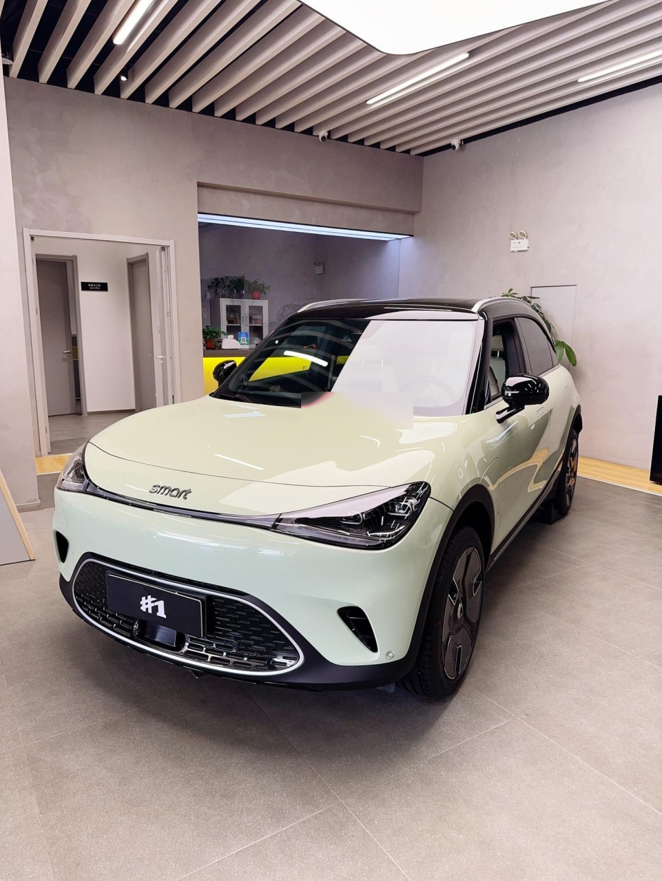 放弃了爸妈推荐的油车,选择了电车中的奔驰smart,充电二三十块,跑个四