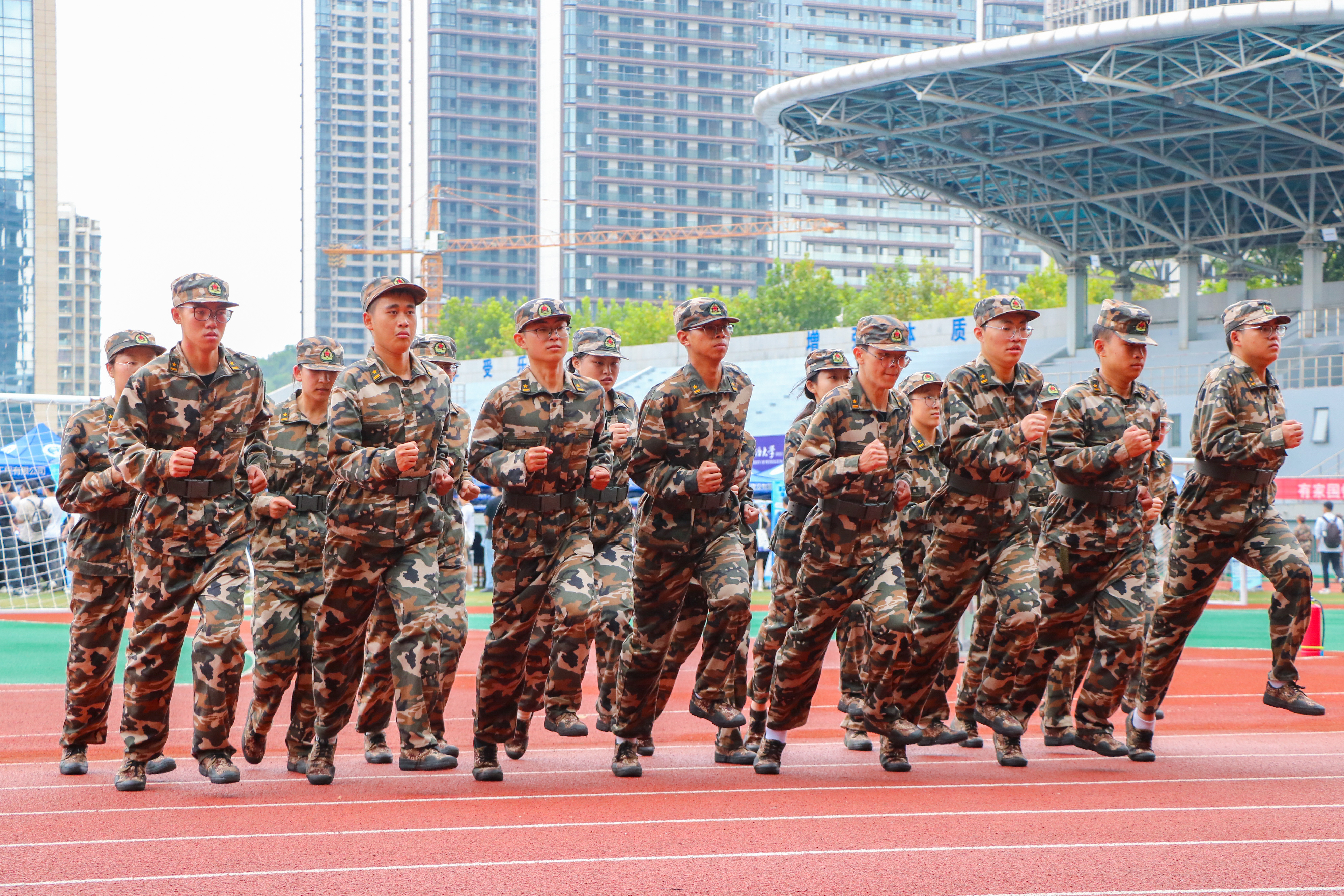 在军训的短暂休息中,同学们全情投入,为紧张的生活增添了一抹亮色