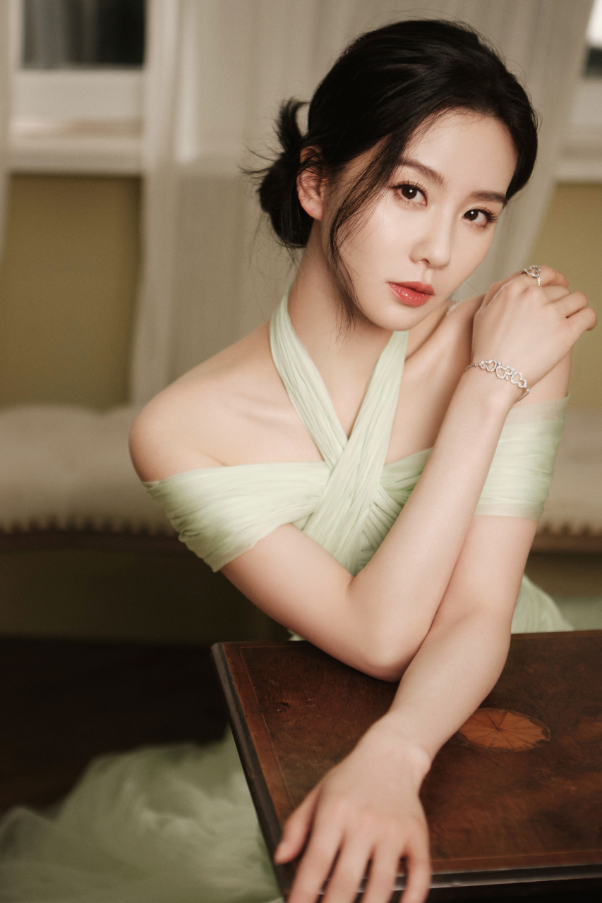 刘诗诗绿意纱裙,明媚大气,优雅温柔