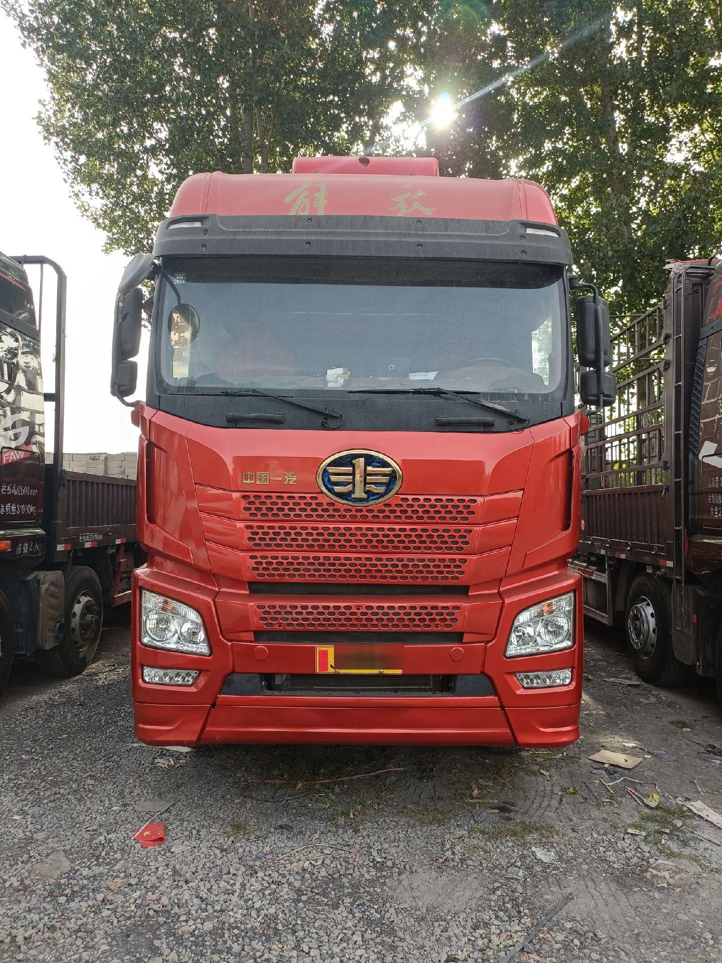 解放牌卡车 此车为前后多弓片重型体,18年解放四后八车型,搭载9