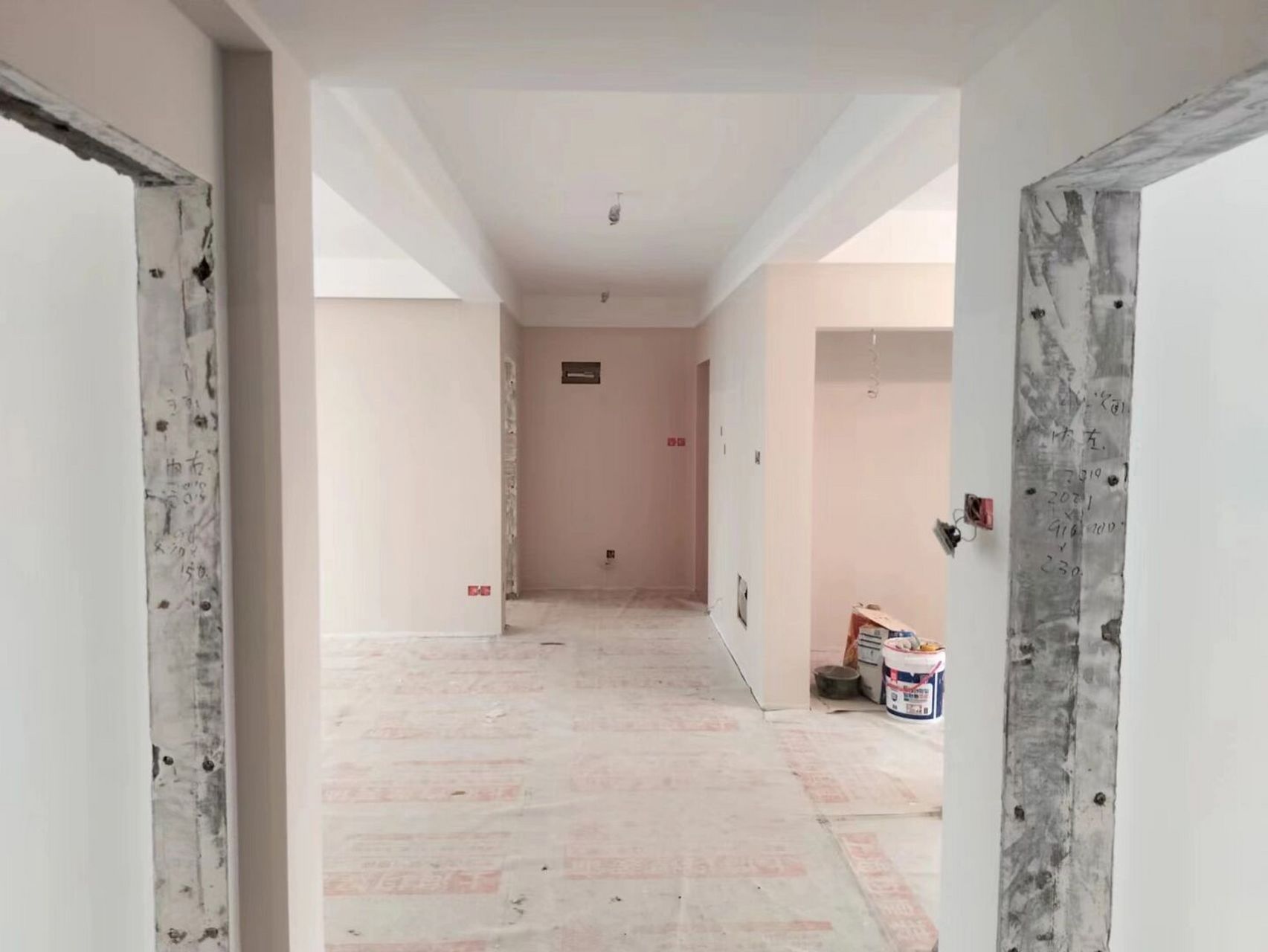 墙面乳胶漆还是留一遍最后刷 【工地实拍】涂料顶面已刷好,墙面留一遍