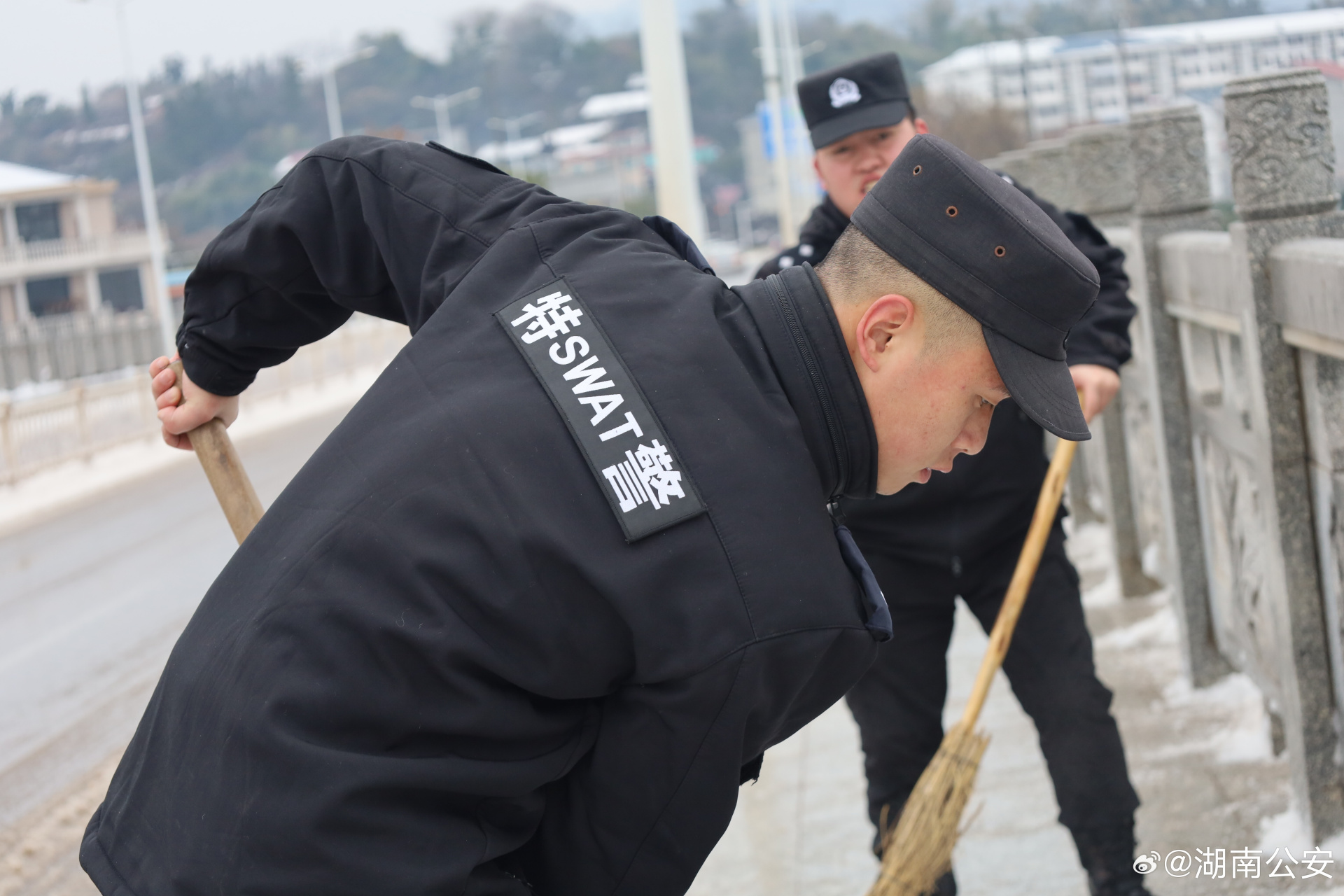 【麻阳普降大雪 麻阳公安开展"铲雪行动"】这是他们