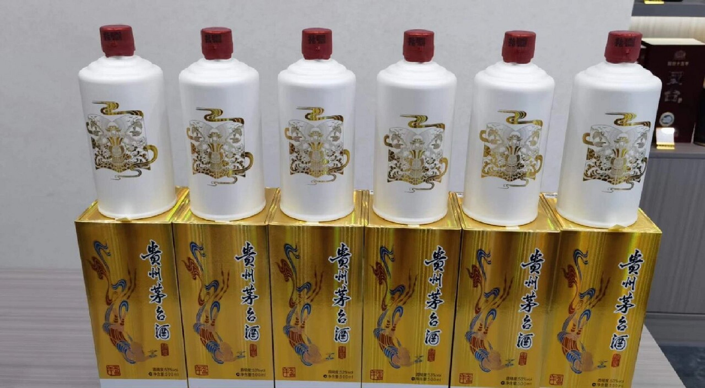 从包装品相上来看,"荷玺"茅台酒与茅台中国国家博物馆收藏纪念酒相似