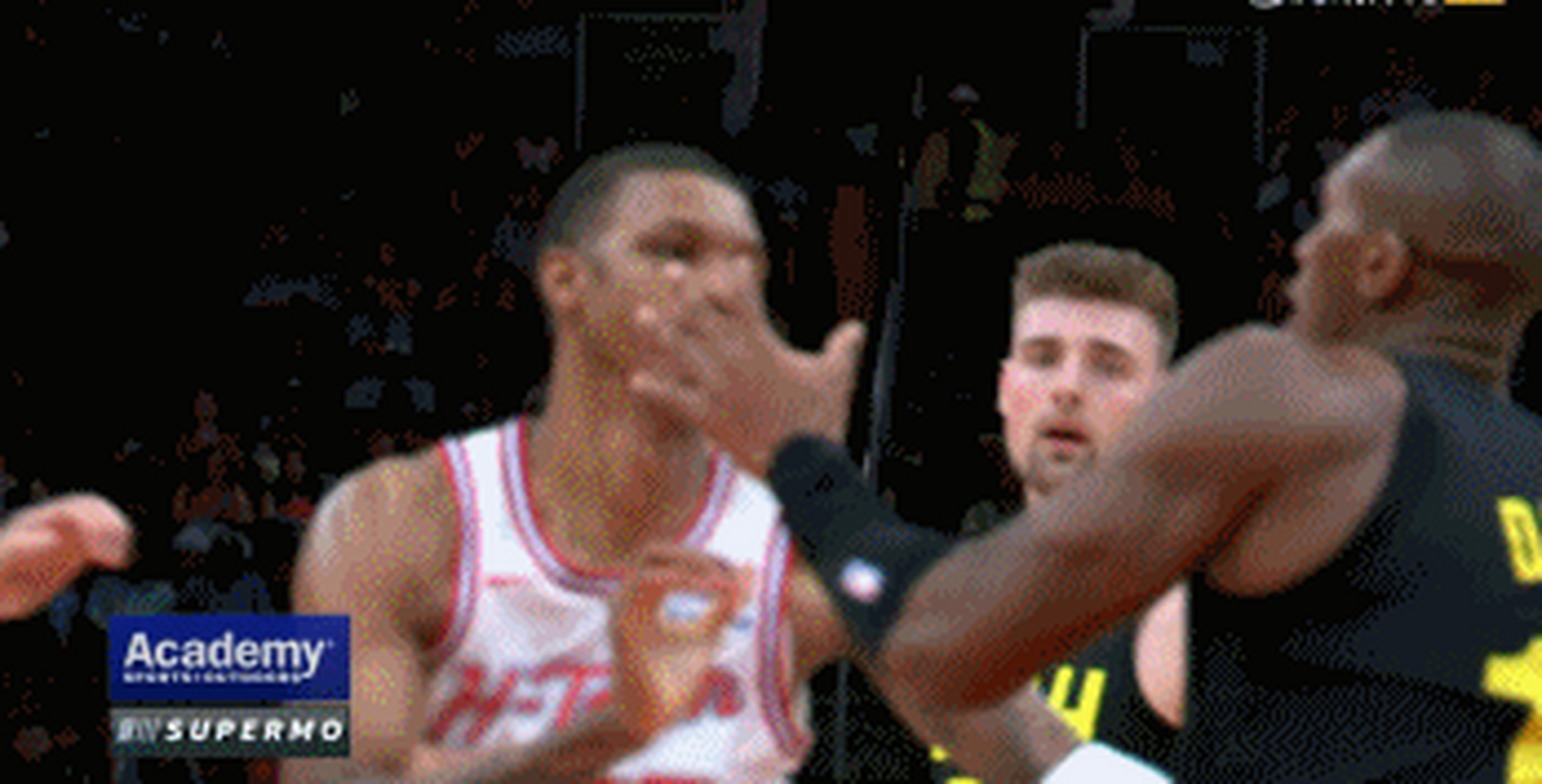 邓恩和小史密斯由推搡变成互相抡拳,虽然一下没打着,但具有攻击性动作