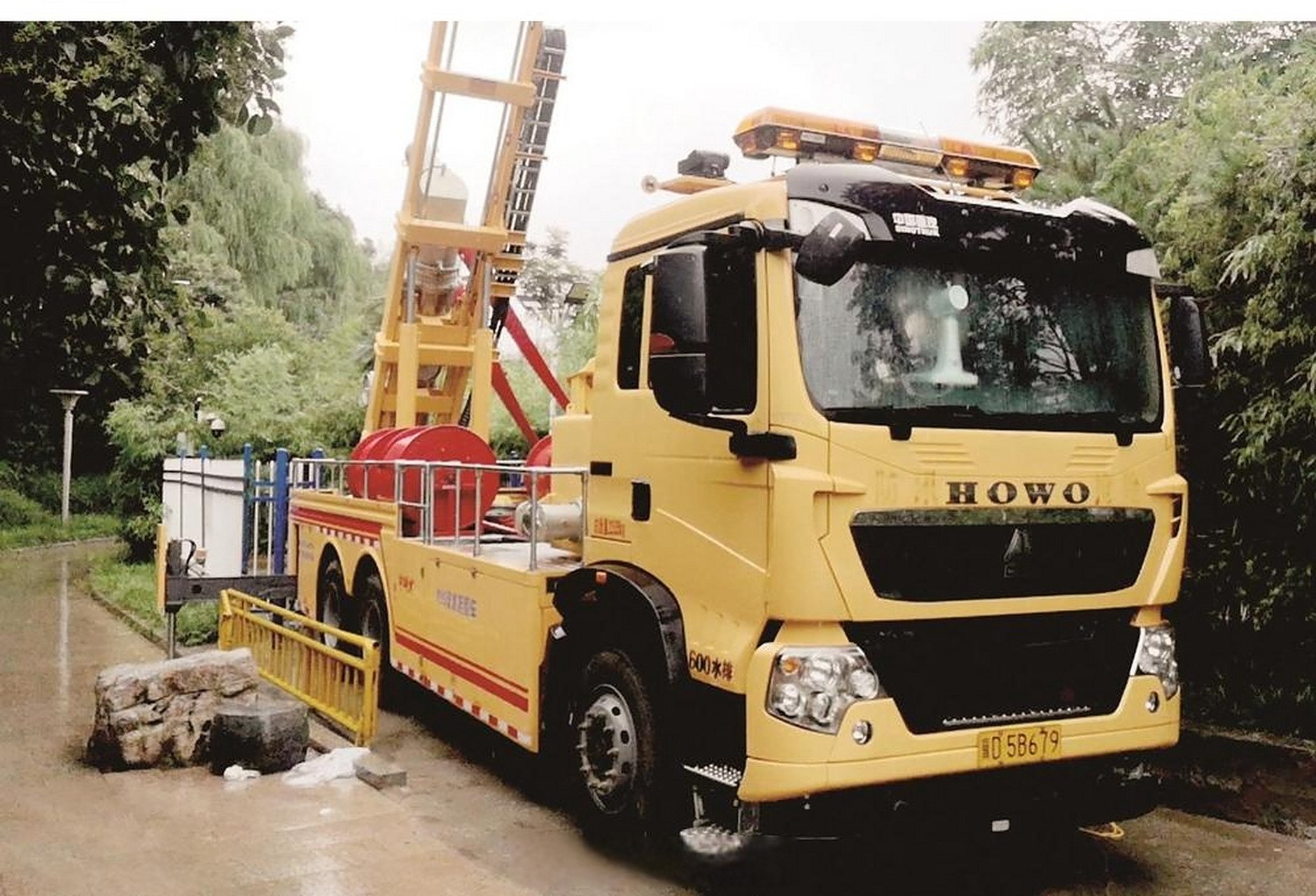 据介绍,这台抽水车从28日早上就开到这里,工作人员吃住都在车上,24