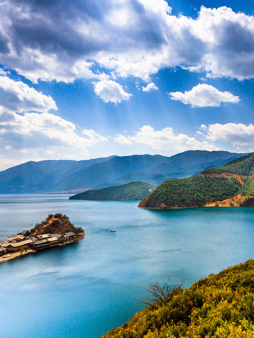 中国国家地理| 湖泊构成了中国亮丽的风景线 92天山脚下的赛里木湖