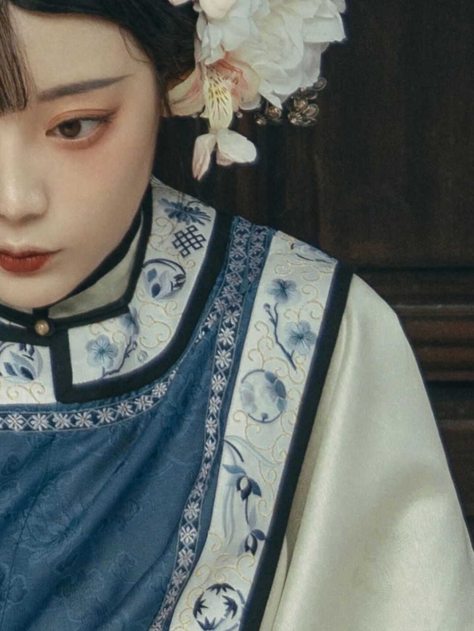 清汉女||她像芍药般美丽却难挡走向颓靡 去年的一