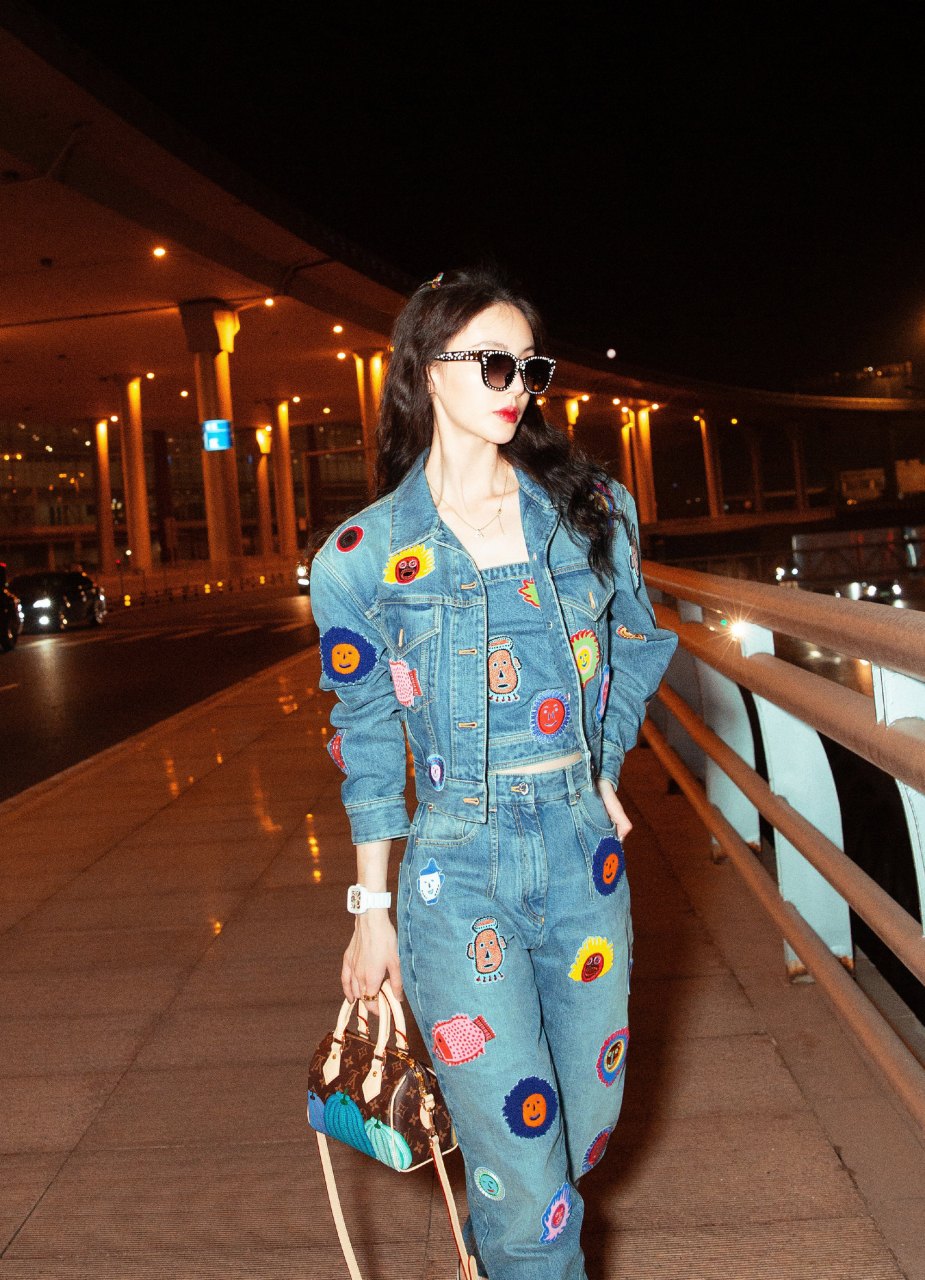 金晨牛仔穿搭造型组图,卷发,红唇,墨镜,一身牛仔穿搭,酷感十足