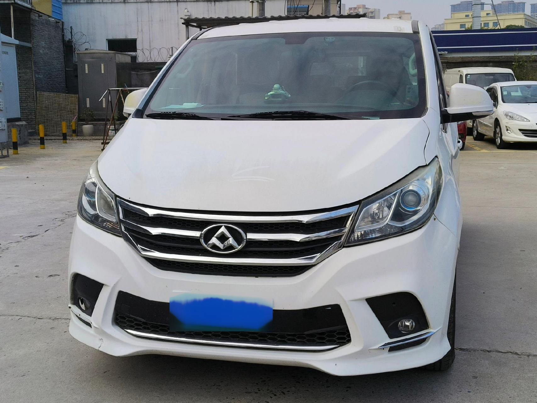 上汽大通g10柴油版商务车