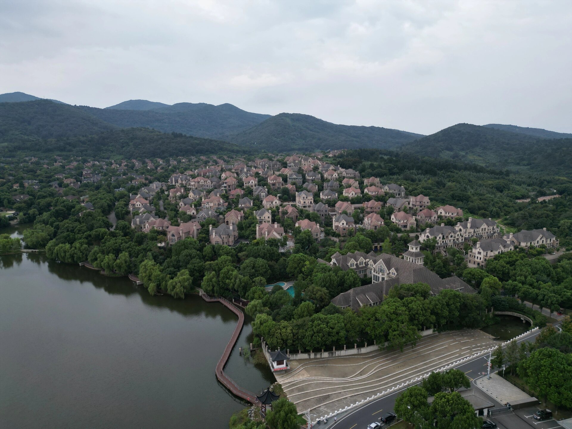 南京:山河水别墅区