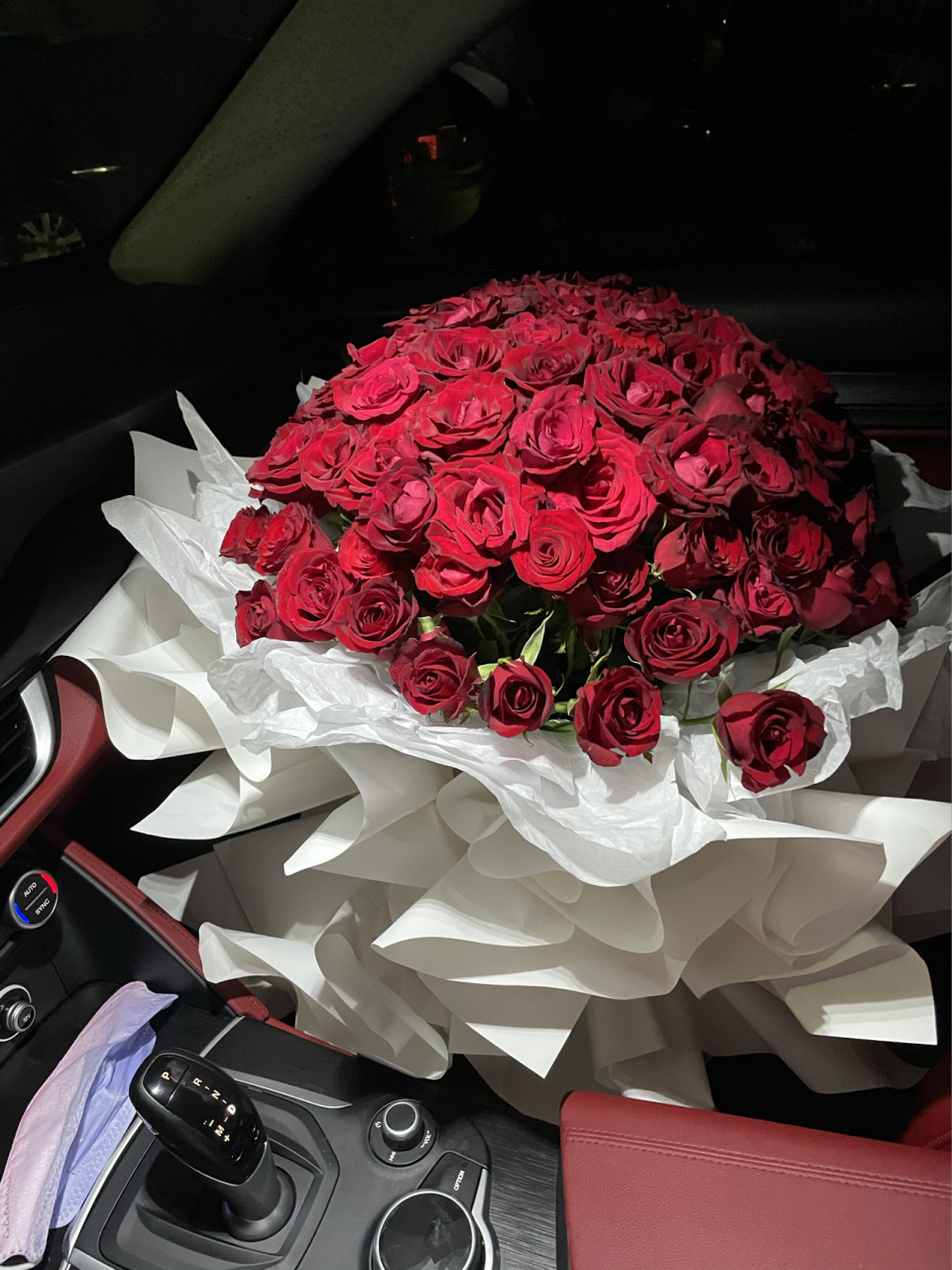 副驾驶玫瑰花 女孩子真的喜欢花 喜欢玫瑰花 仅此而已