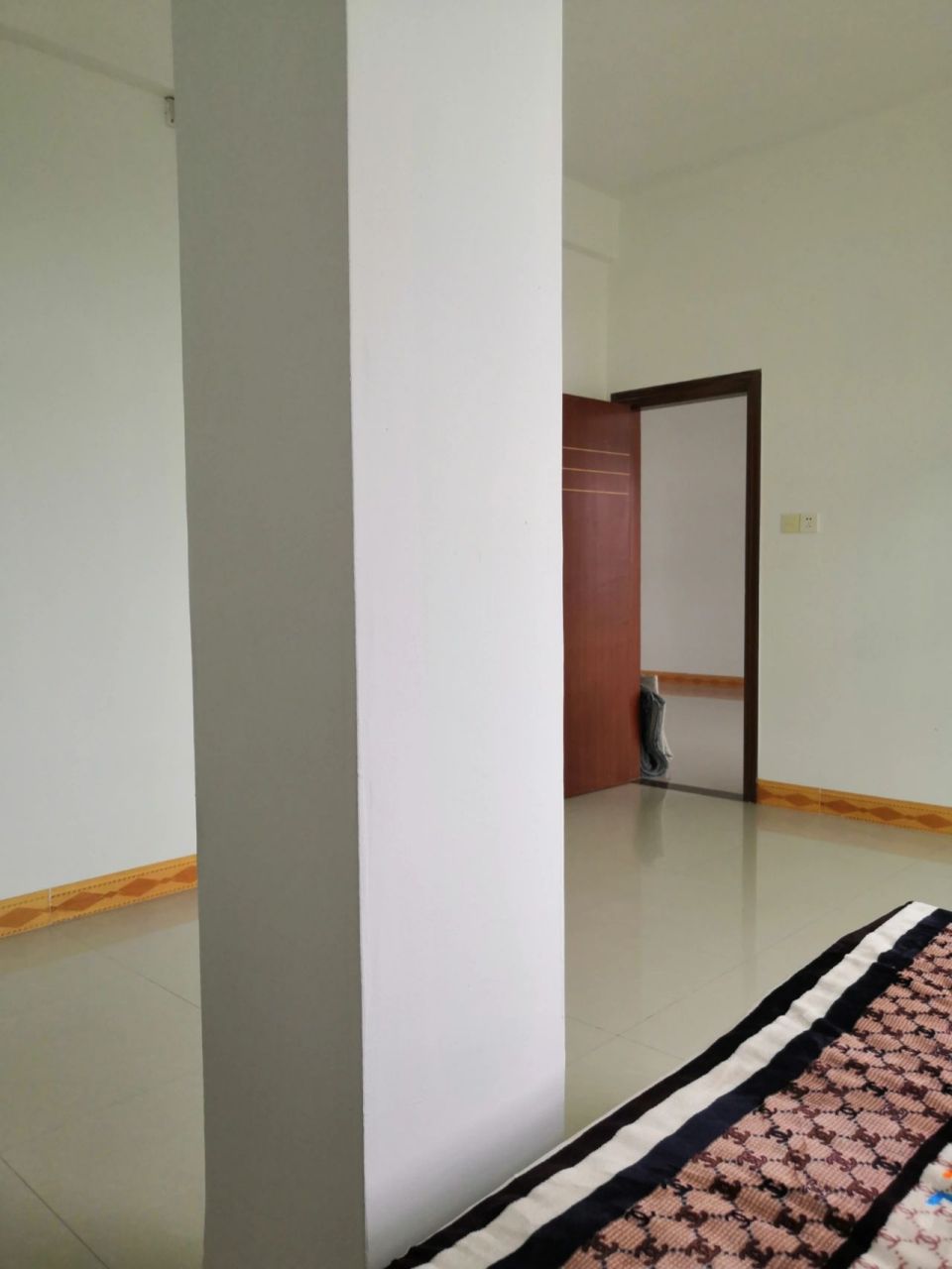 因为房间有一根柱子,床这么放可以让整个房间显得宽敞些,家人不同意