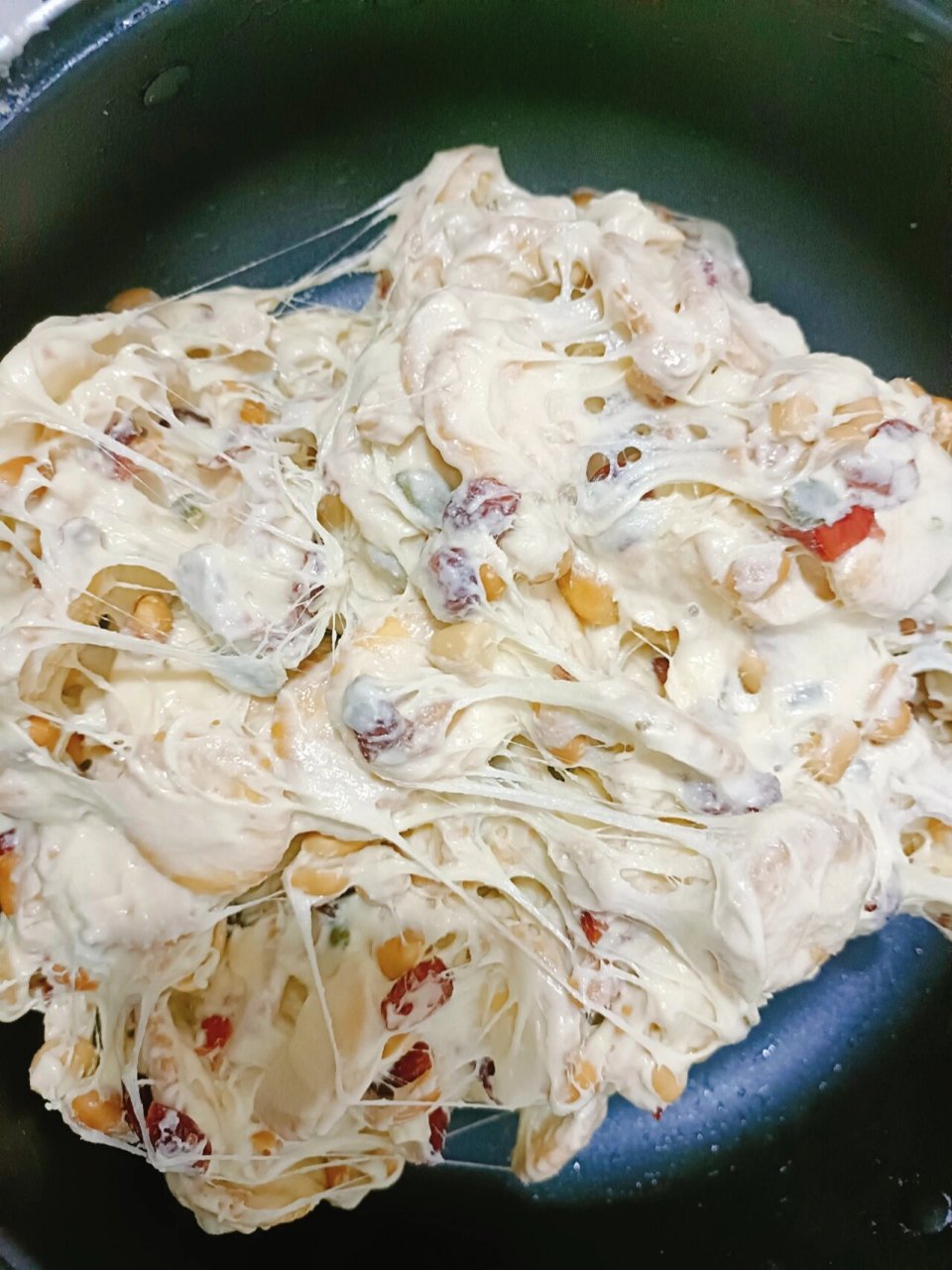 成品2斤多点雪花酥的做法配方: 材料:黄油120克,饼干400克,坚果150克