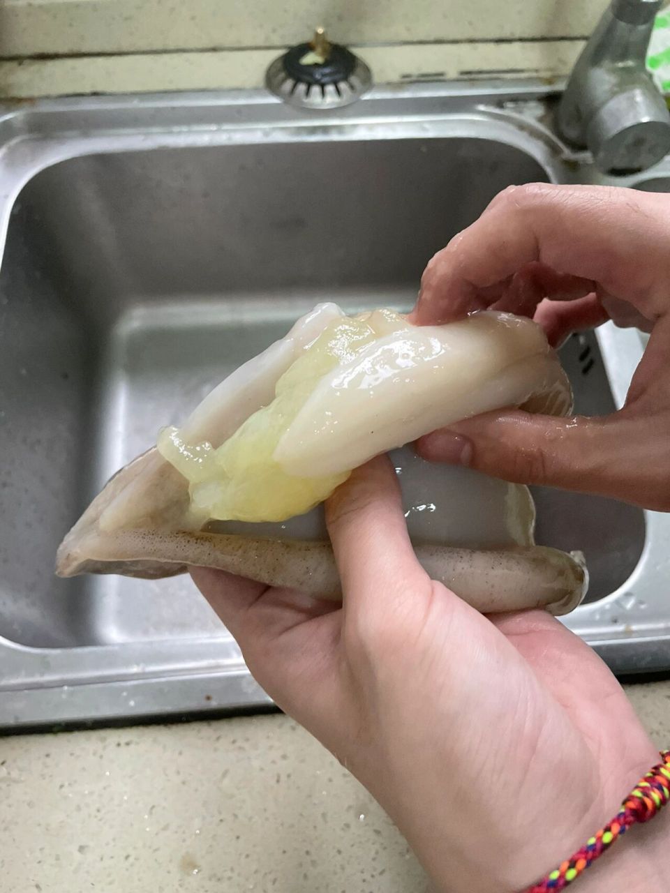 处理鱿鱼发现肚子里有一大包这个,这是啥呀,可以吃吗? 咋吃啊04