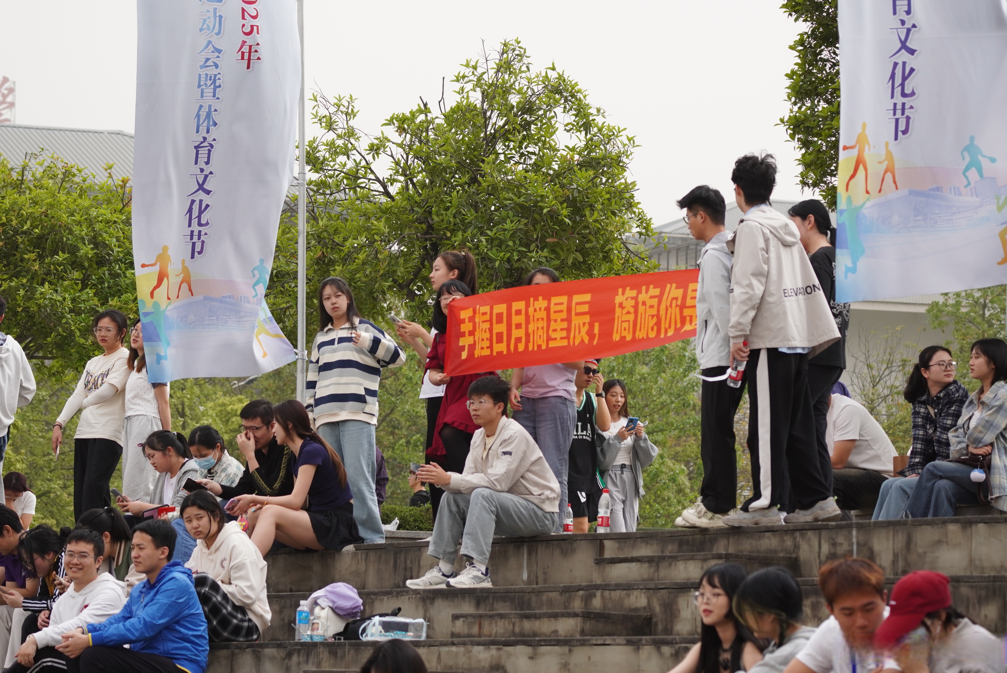 热血不分台上台下, 声声呐喊为健儿们加油打气!