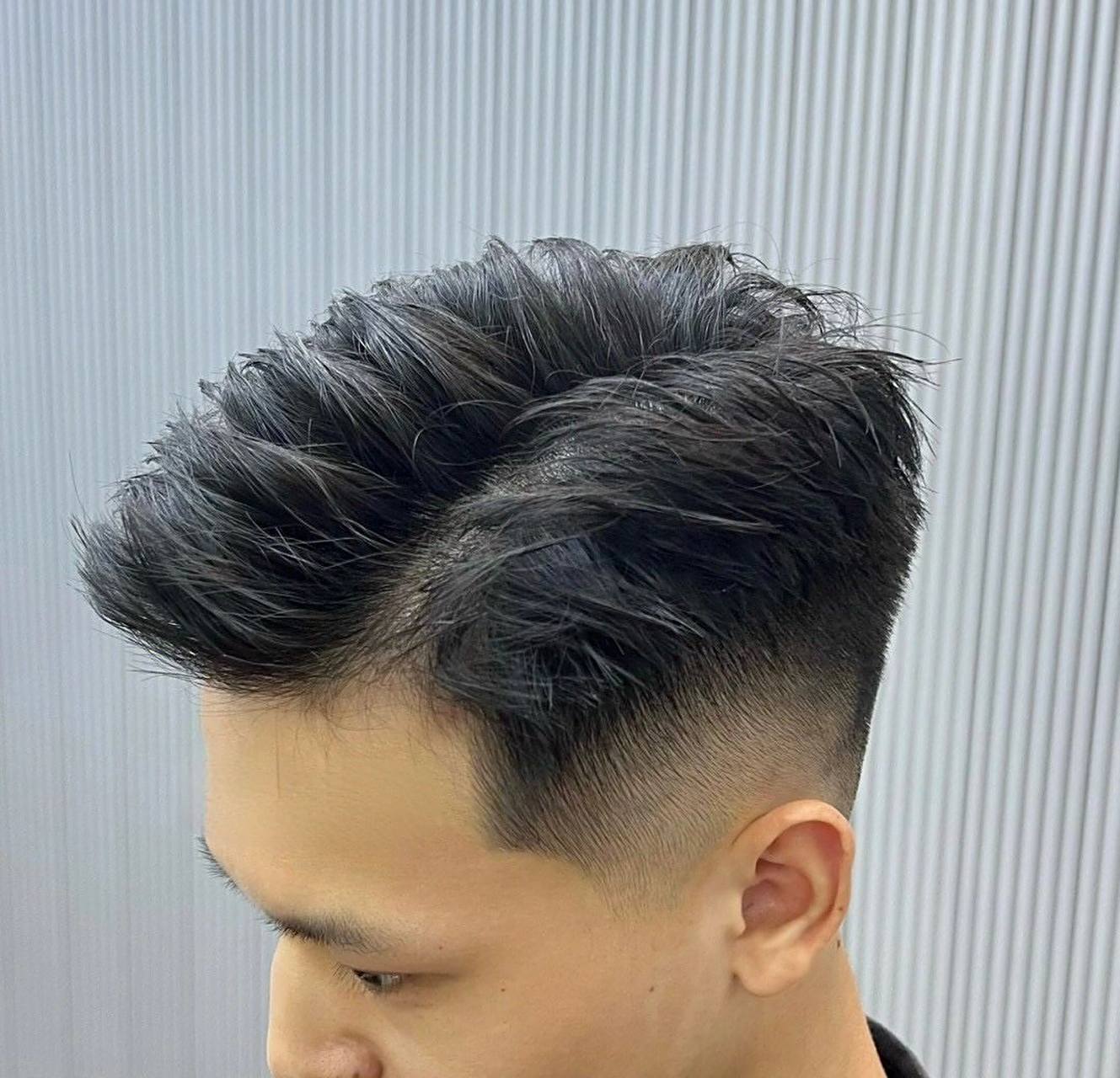 给兄弟们推荐一款,成熟稳重的男生发型标配 这一款男士纹理侧背,男生