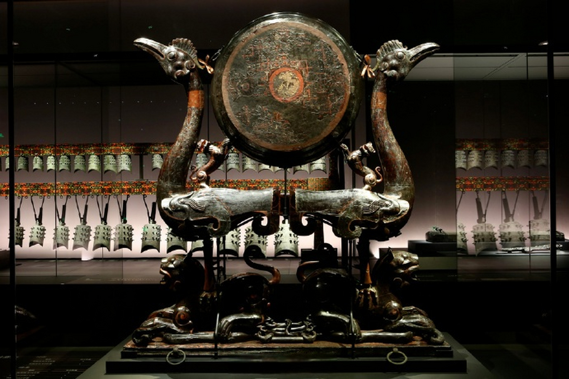 古代这个乐器有种治愈强迫症的美#】现藏于湖北省博物馆的虎座鸟架鼓