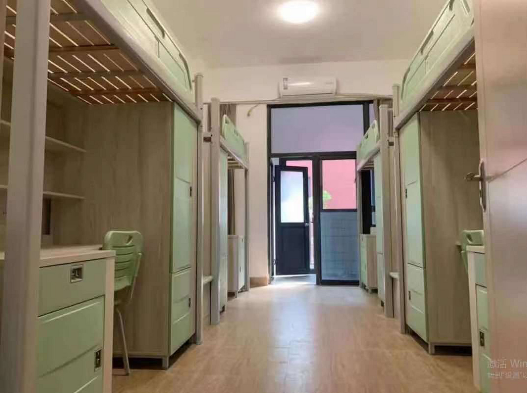 湖州职业技术学院寝室篇  宿舍人数:宿舍为 4 人一间(只有 10 号楼为