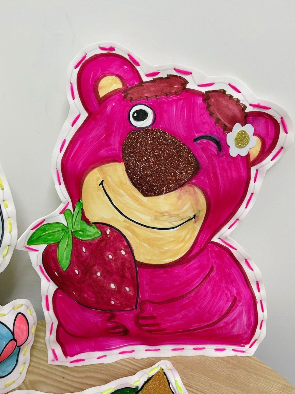 抱枕制作方法 1:材料准备 2毫米白色海绵纸50*90,闪片背胶海绵纸,马克