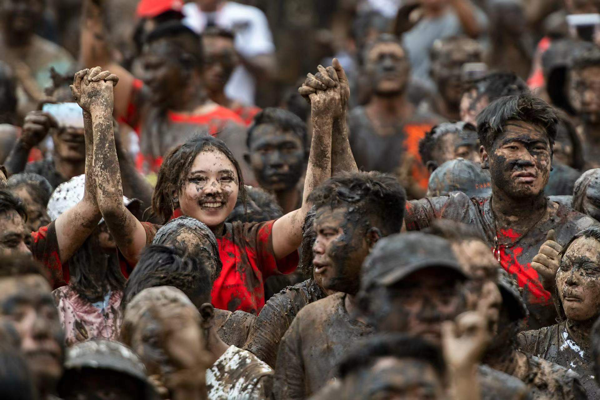 云南万人摸你黑狂欢节太嗨了