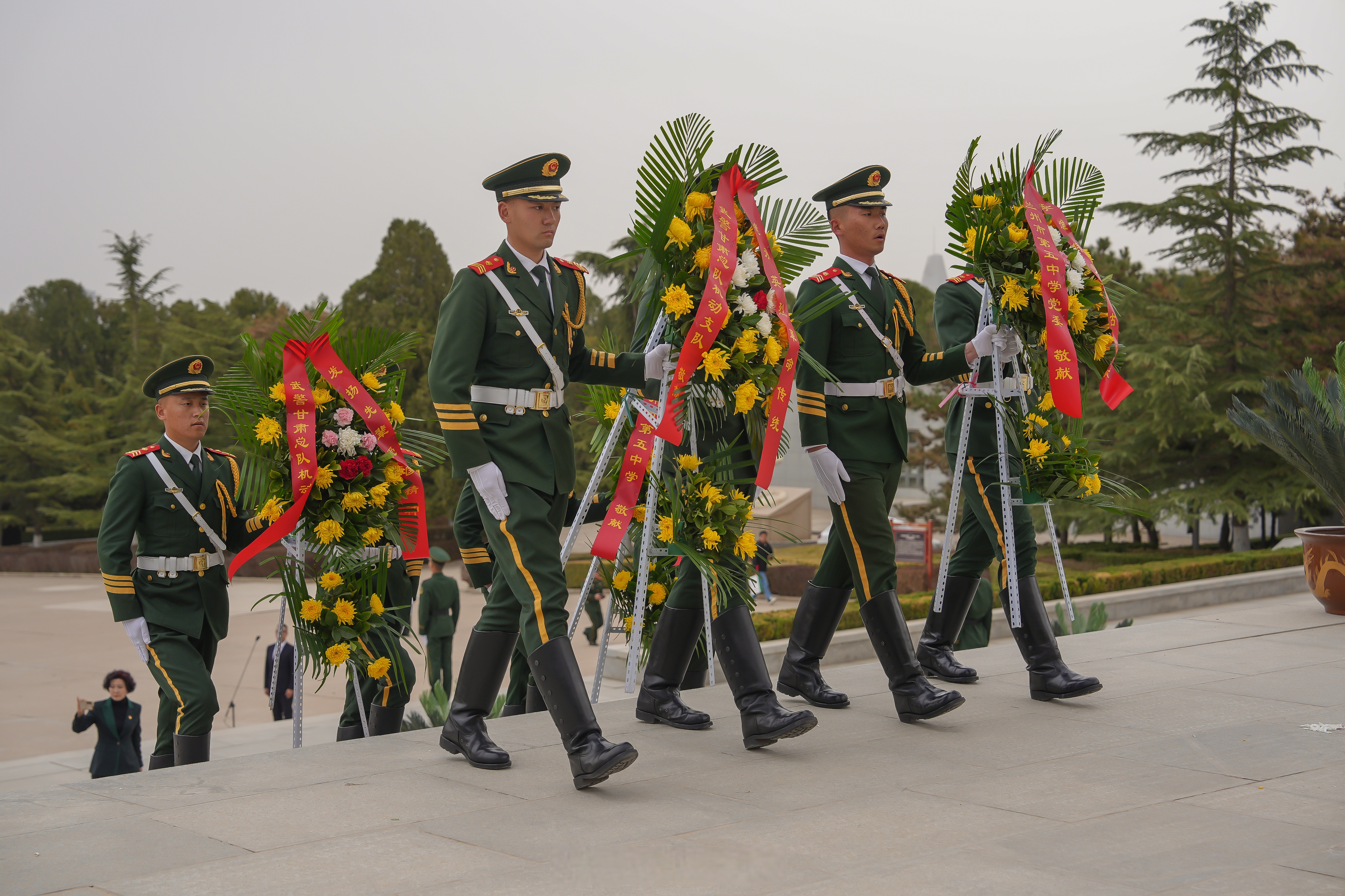 清明前夕,全国各地武警部队官兵开展多种形式的纪念活动,缅怀先烈