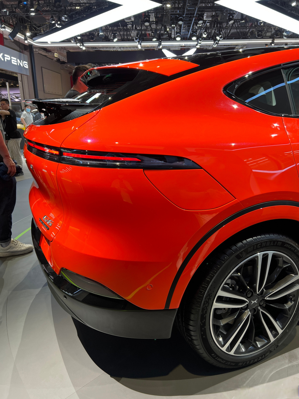 小鹏g6,实车确实比照片好看,尾部的隐藏尾翼,有些出其不意.