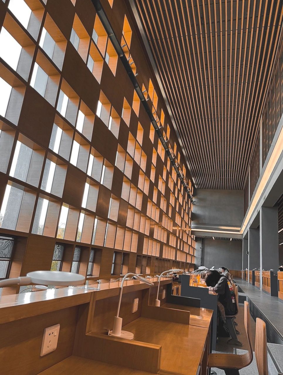 大连海事大学图书馆 这图书馆真的很豪华 真的会让人爱上学习