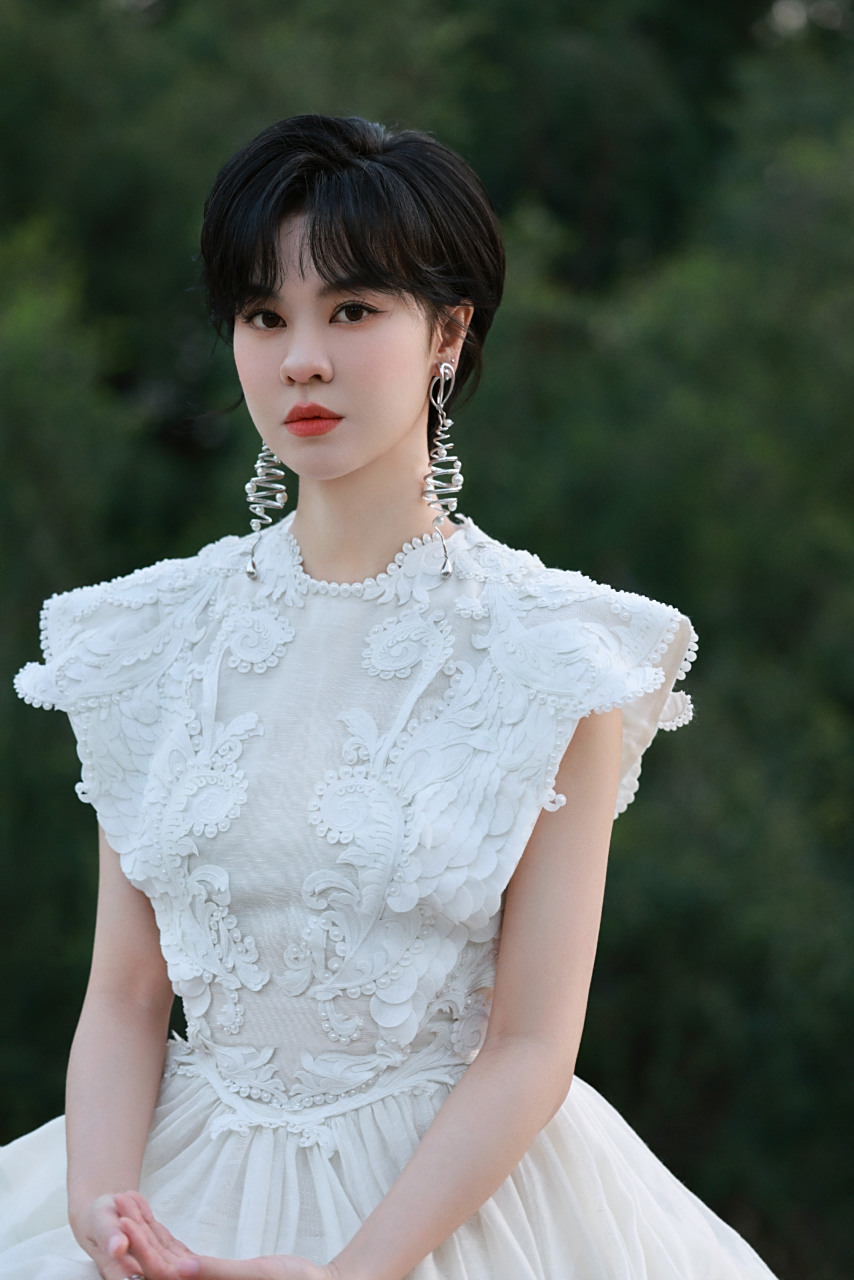 郁可唯短发白裙造型图集