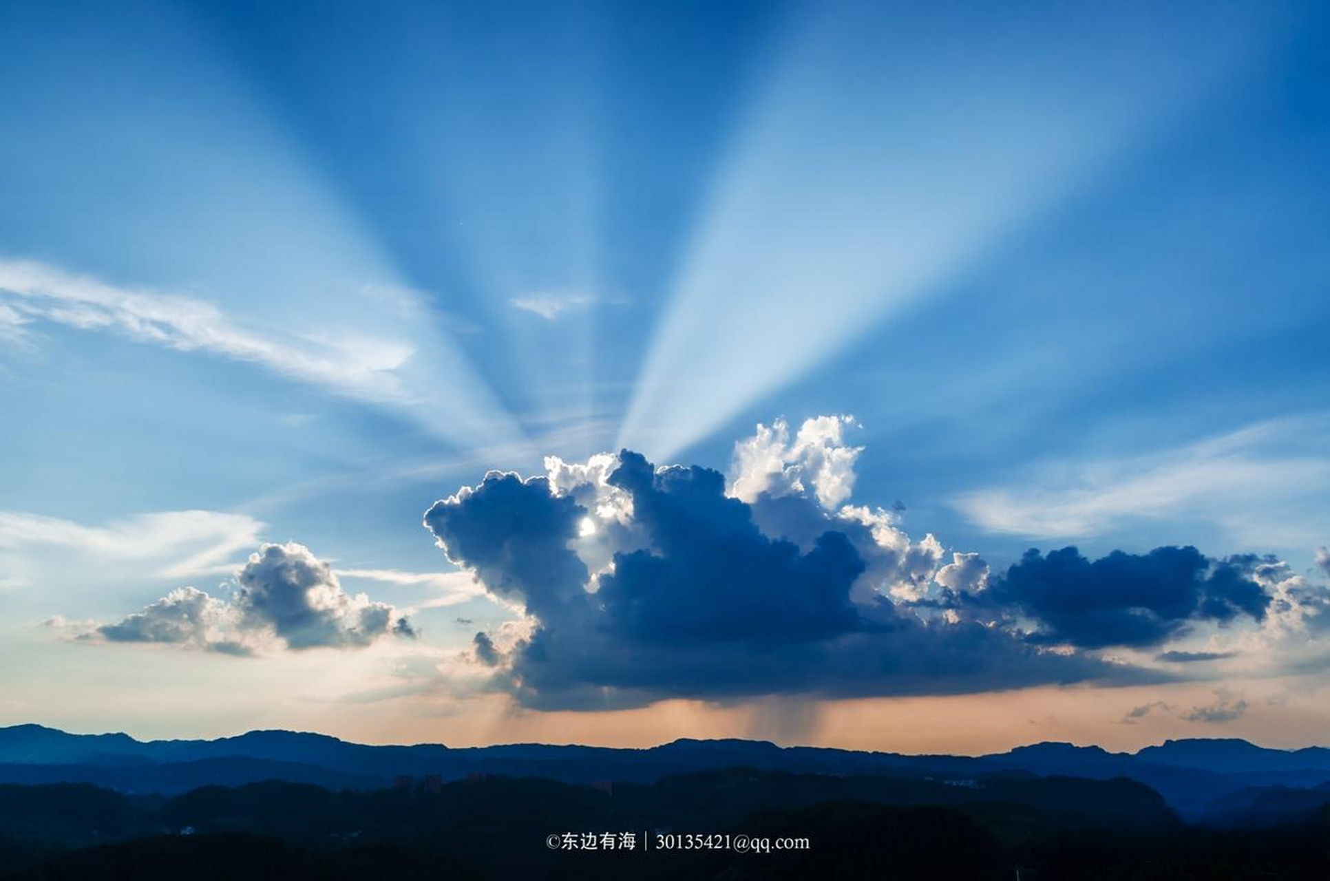 日落时分,天空出现的丁达尔光(耶稣光).日出日落奇迹时间