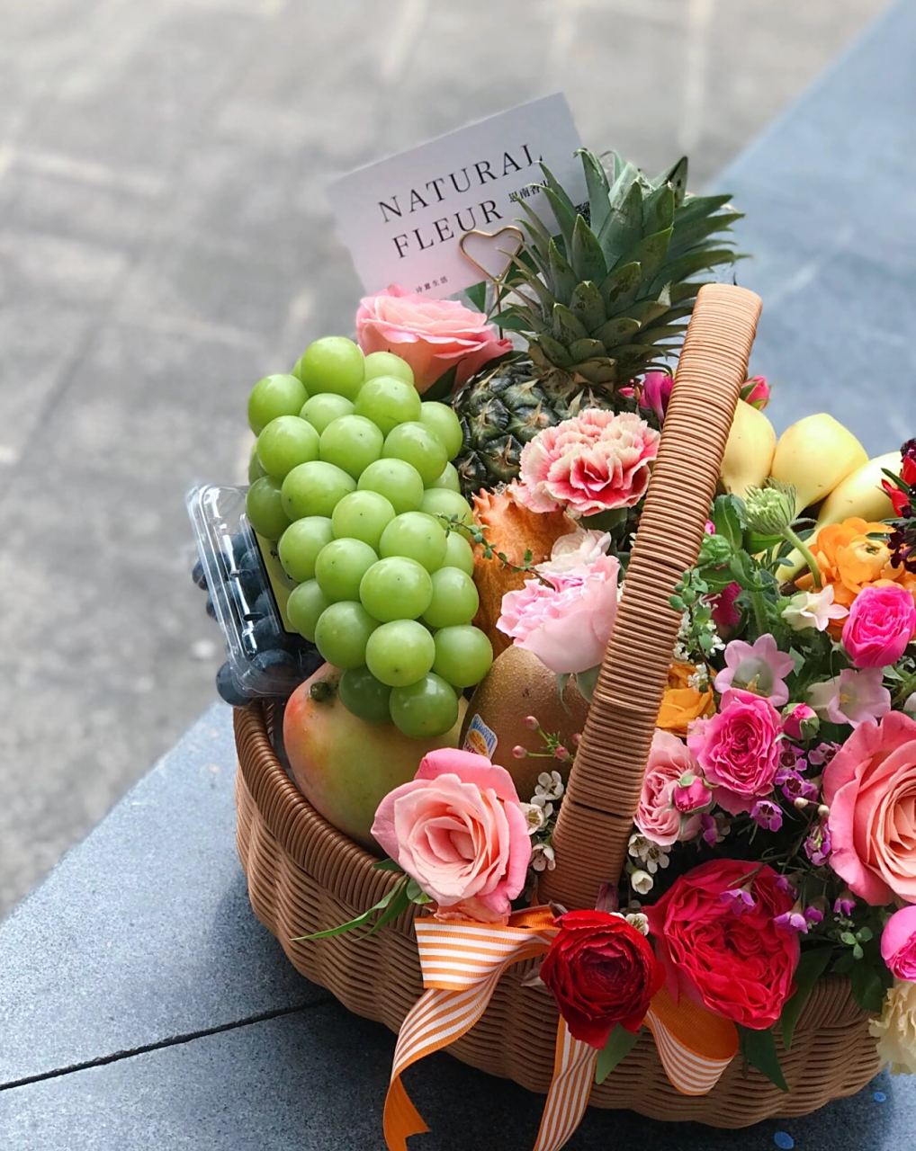 水果花篮要这么送才洋气😄  你的用心,你的品味和细节往往都体现在