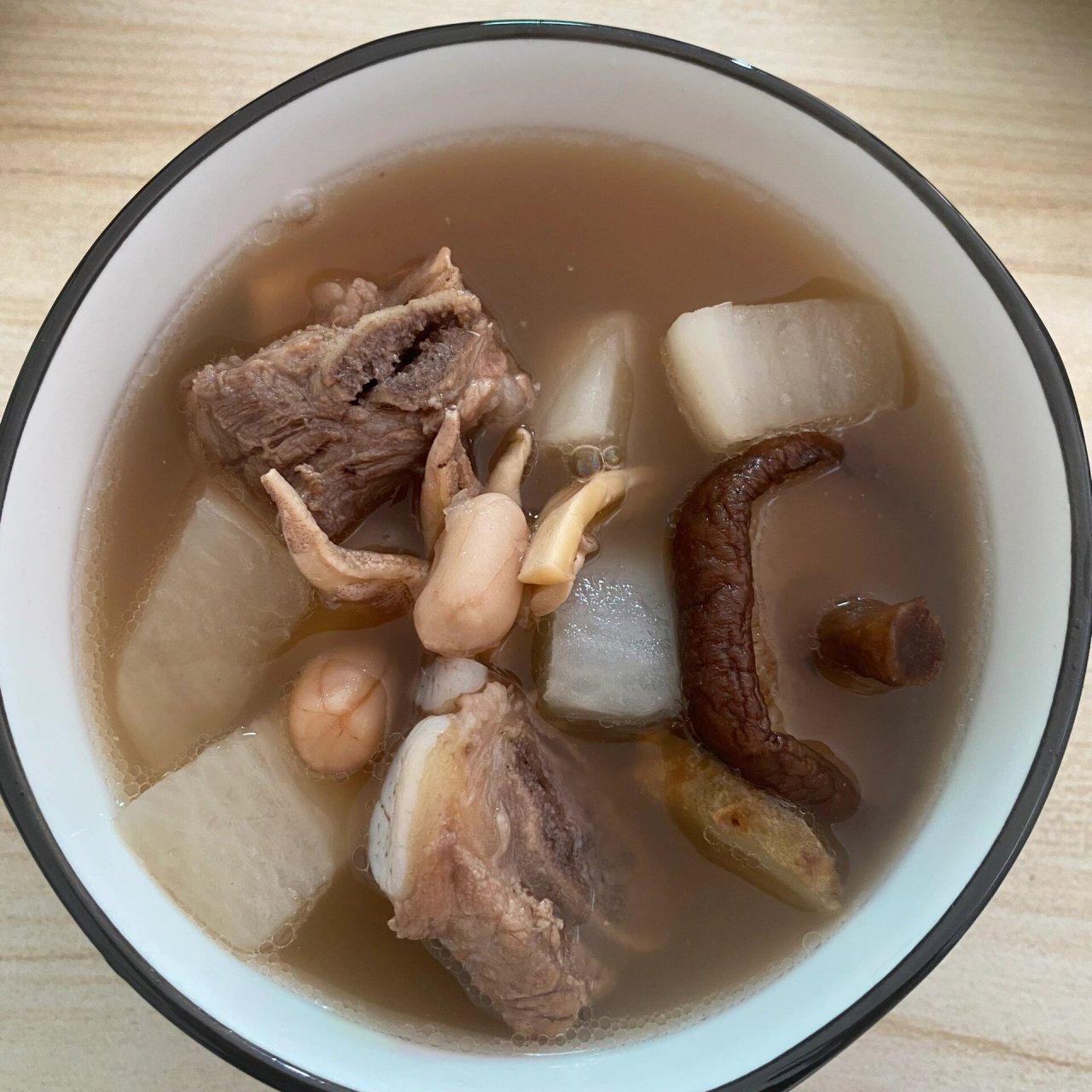 墨鱼排骨萝卜汤 备料: 墨鱼洗净浸泡一个小时左右切块 排骨洗净放姜和