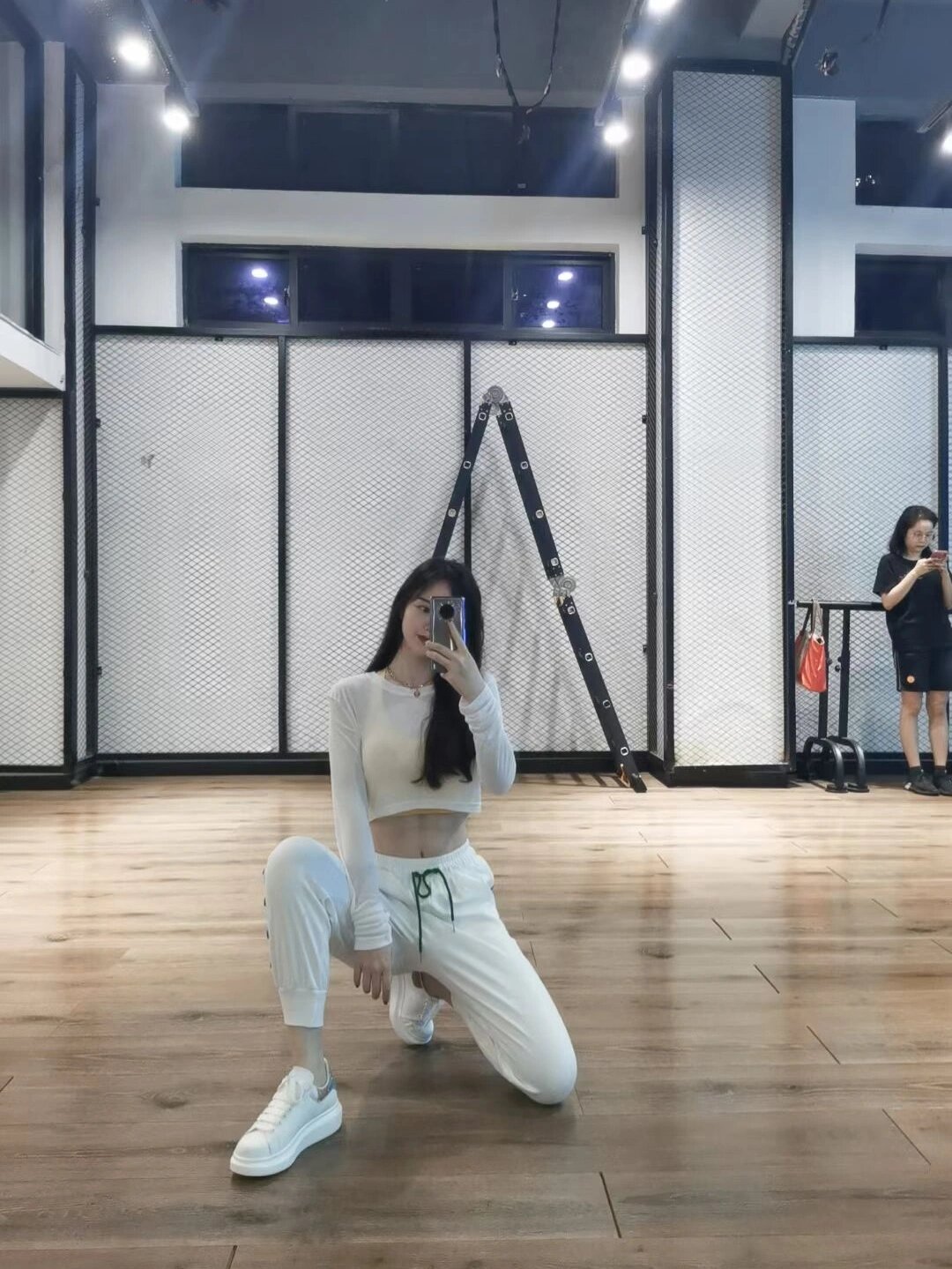 舞蹈室里对着镜子