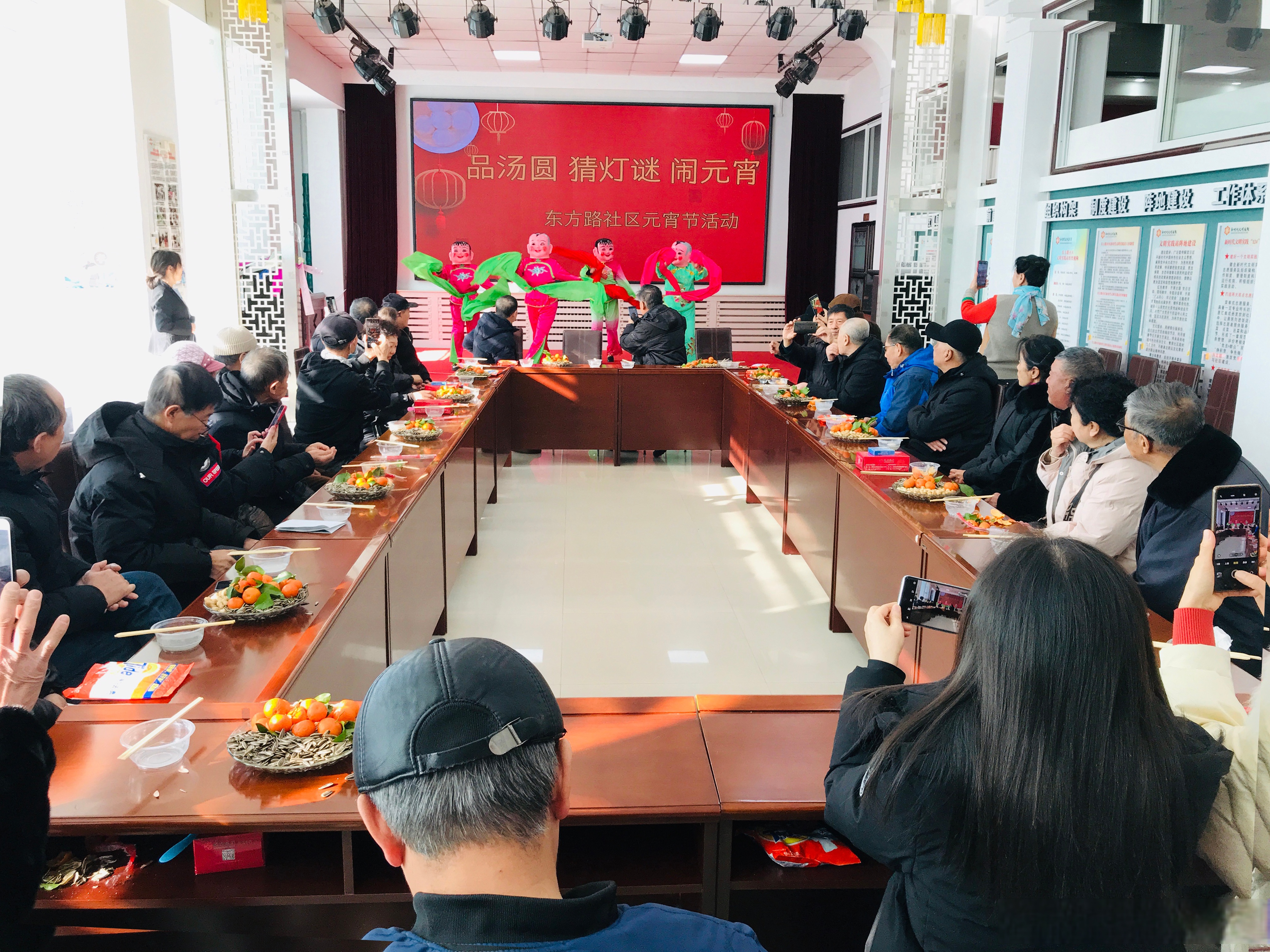 张伯伯和李叔叔在社区里的庆祝活动