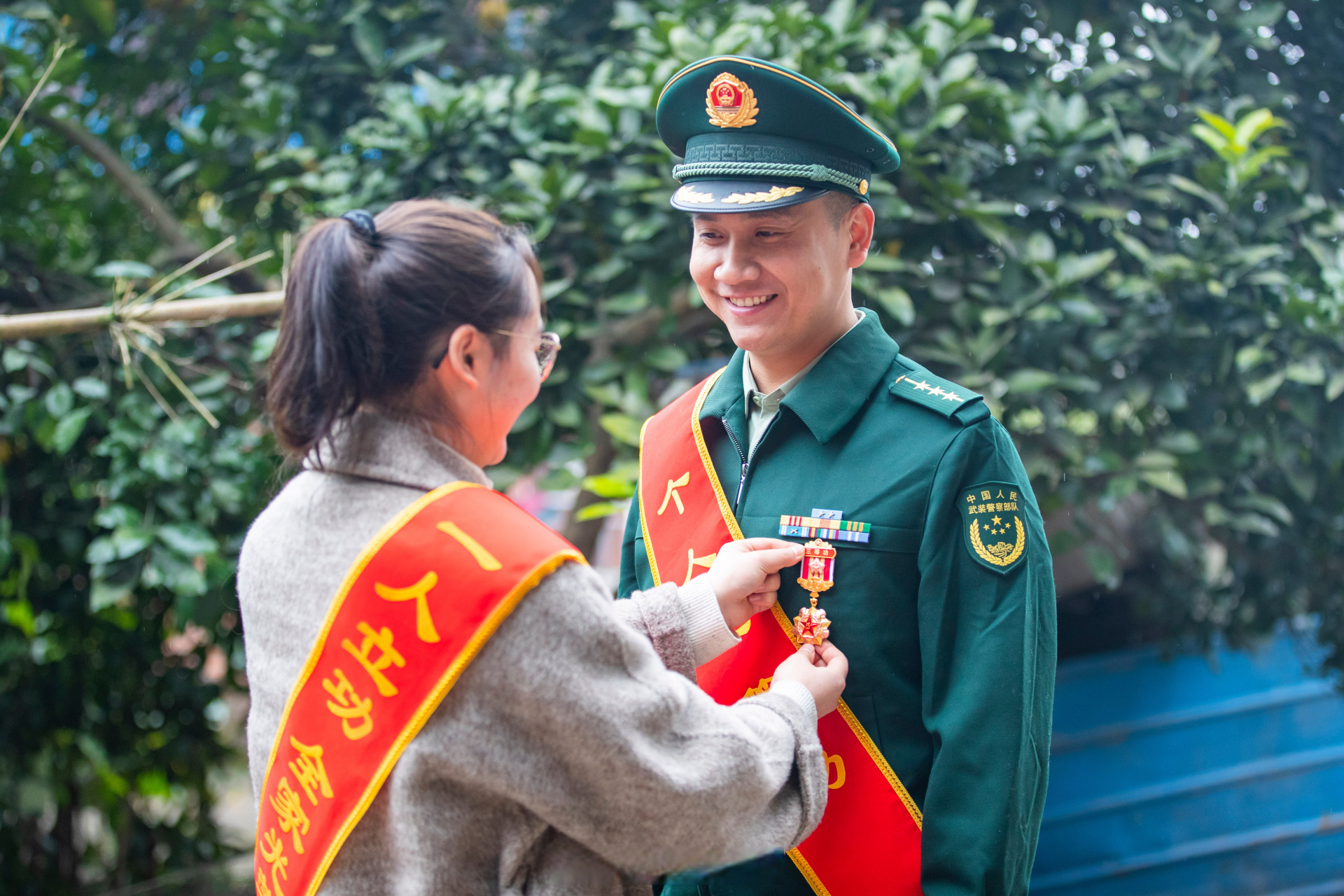 新年礼物我羡慕了】近日,武警重庆总队执勤第三支队派出送喜报小组,将