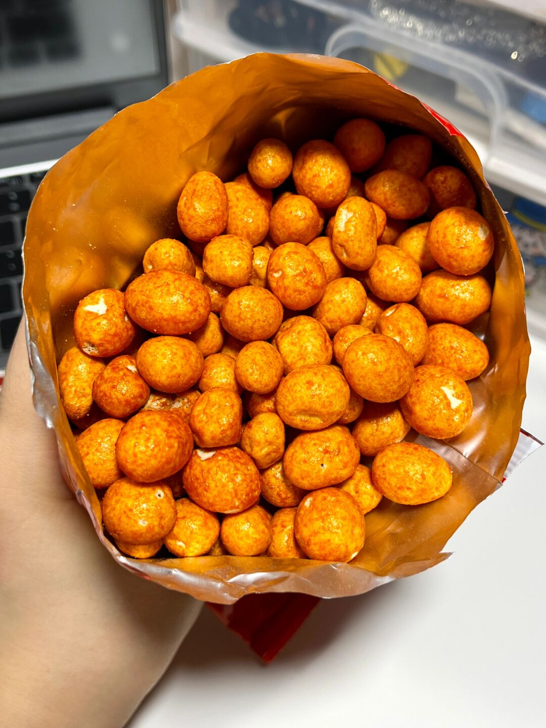 火辣味的脆皮花生 外皮酥脆蓬松 中间的花生饱满!